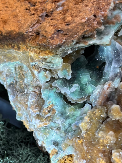 Smithsonit aus Indonesien (781g) - Handstufe - glitzende grüne Kristalle in Trauenform mit Druzys - crystal paradise