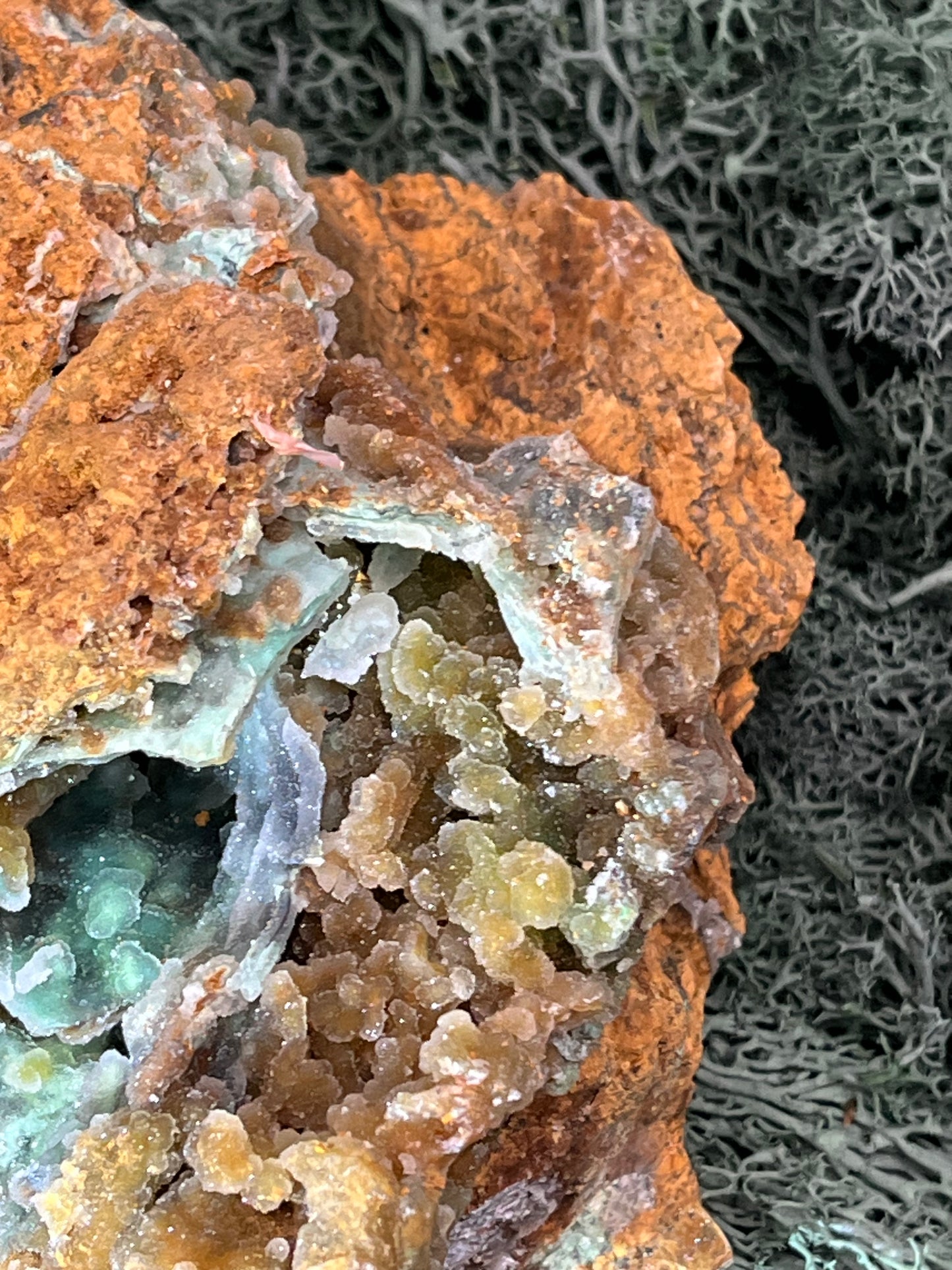 Smithsonit aus Indonesien (781g) - Handstufe - glitzende grüne Kristalle in Trauenform mit Druzys - crystal paradise