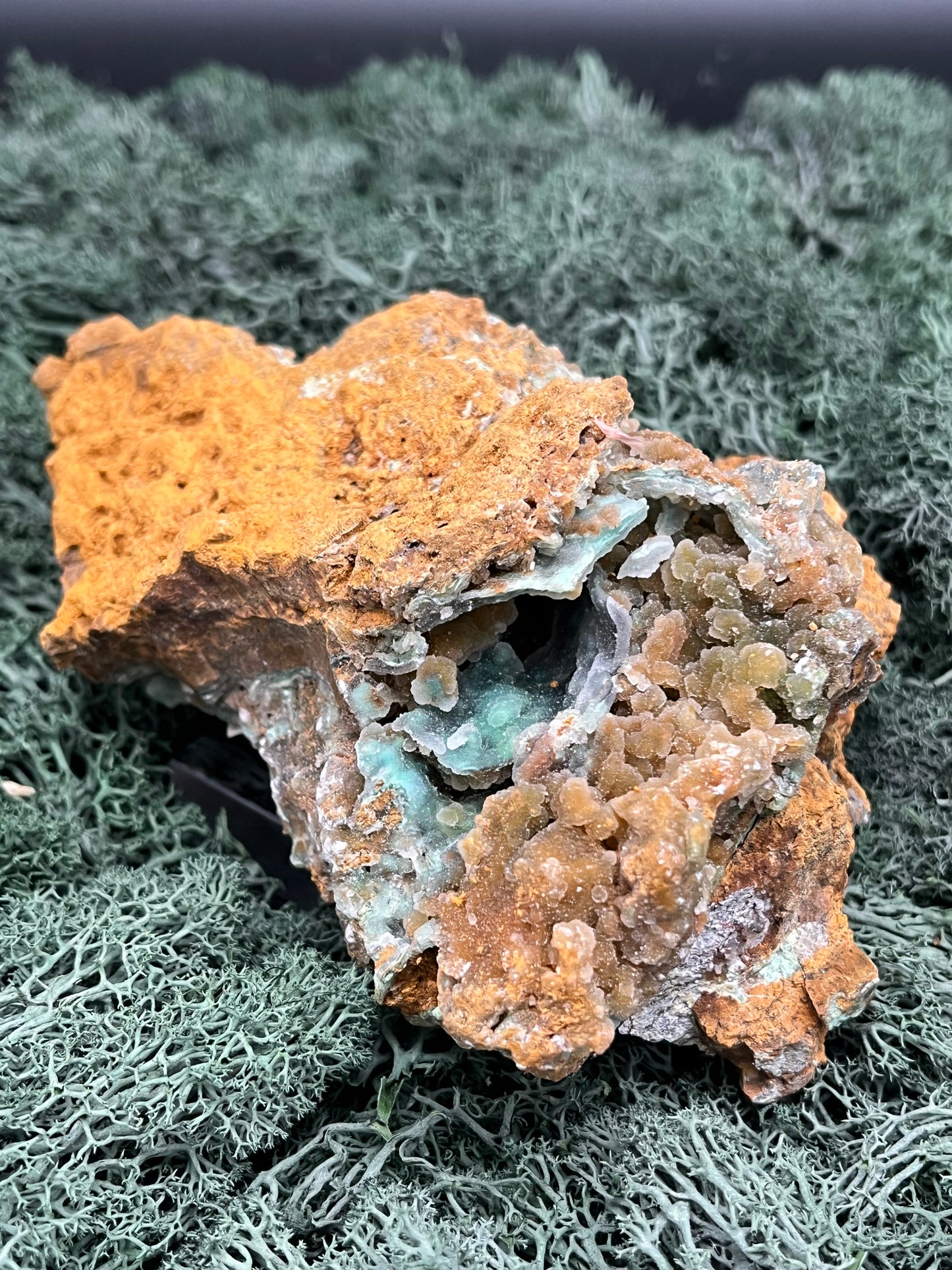 Smithsonit aus Indonesien (781g) - Handstufe - glitzende grüne Kristalle in Trauenform mit Druzys - crystal paradise