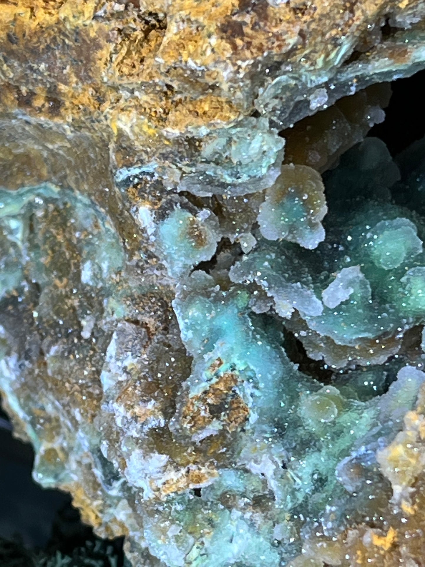 Smithsonit aus Indonesien (781g) - Handstufe - glitzende grüne Kristalle in Trauenform mit Druzys - crystal paradise