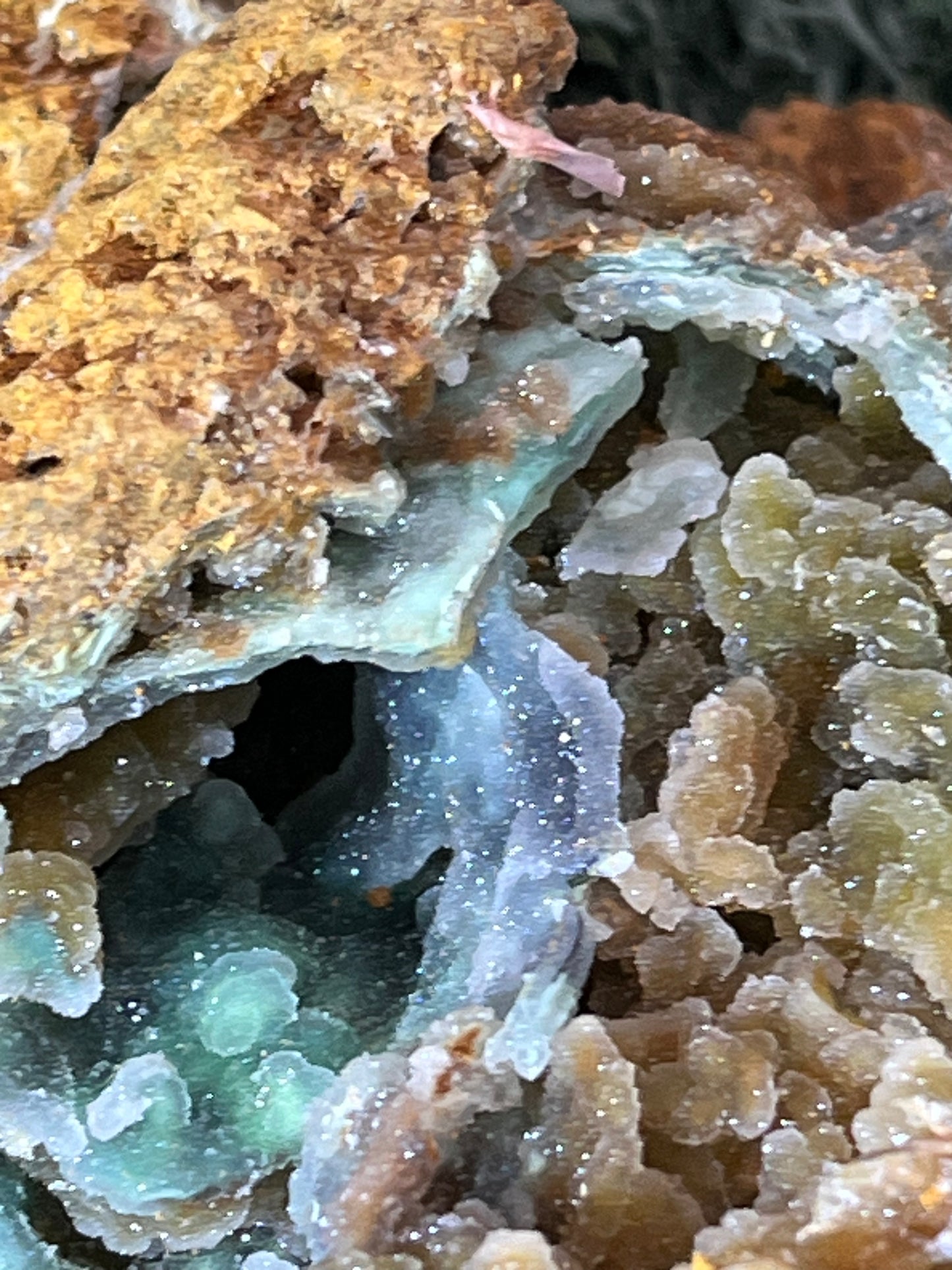 Smithsonit aus Indonesien (781g) - Handstufe - glitzende grüne Kristalle in Trauenform mit Druzys - crystal paradise