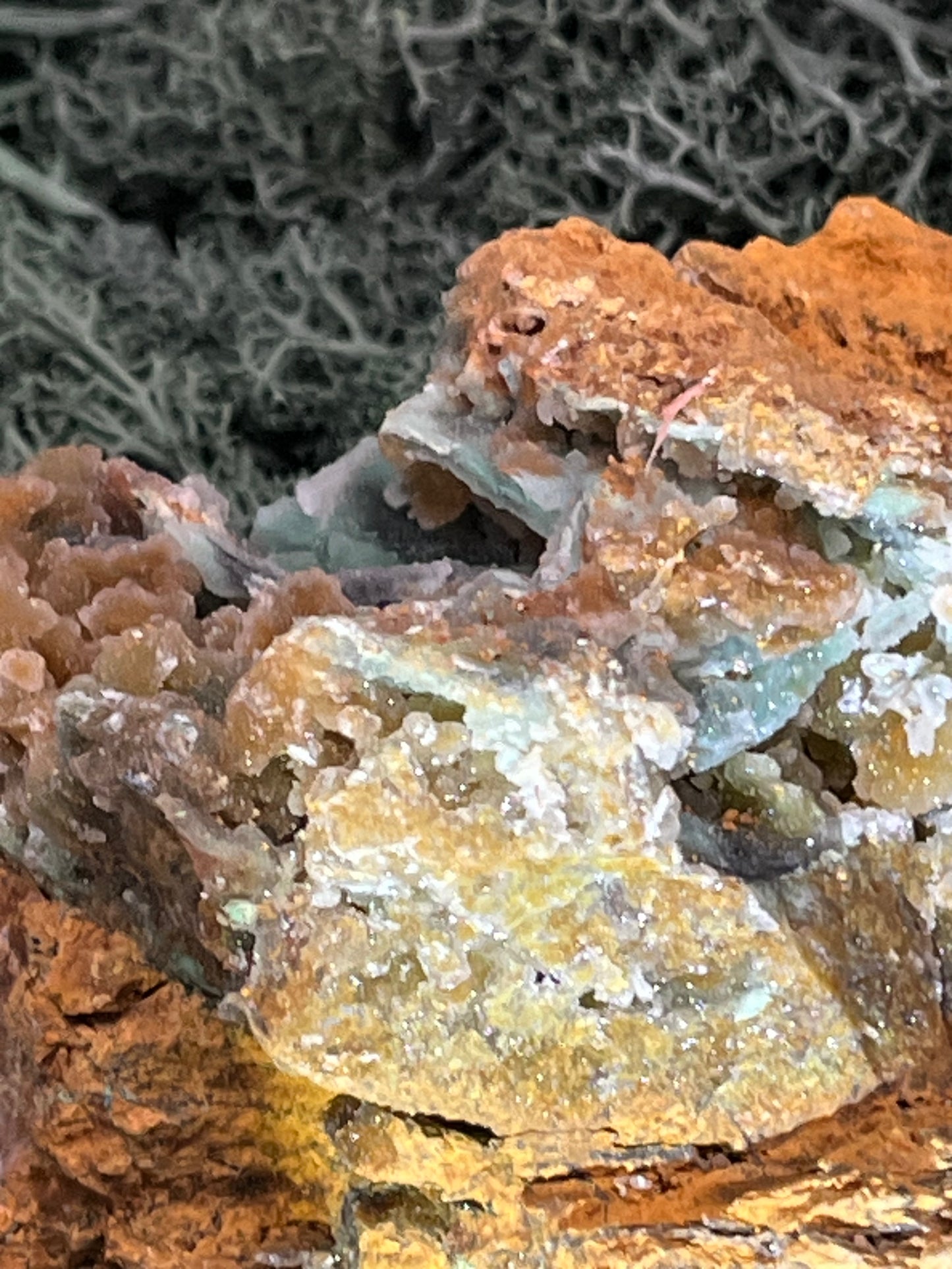 Smithsonit aus Indonesien (781g) - Handstufe - glitzende grüne Kristalle in Trauenform mit Druzys - crystal paradise