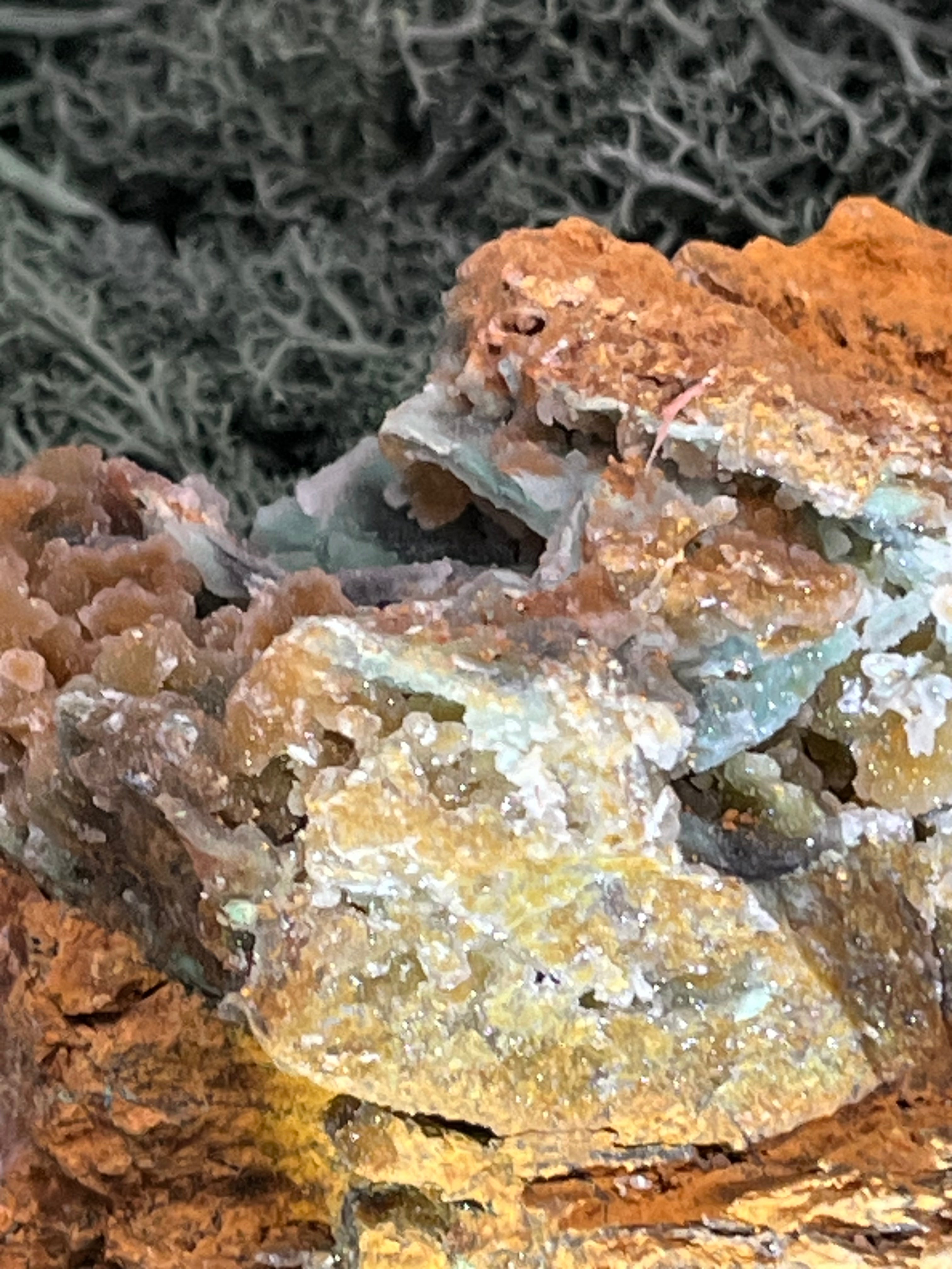 Smithsonit aus Indonesien (781g) - Handstufe - glitzende grüne Kristalle in Trauenform mit Druzys - crystal paradise