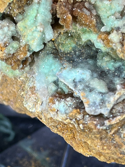 Smithsonit aus Indonesien (359g) - Handstufe - glitzende grüne Kristalle in Trauenform mit Druzys - crystal paradise