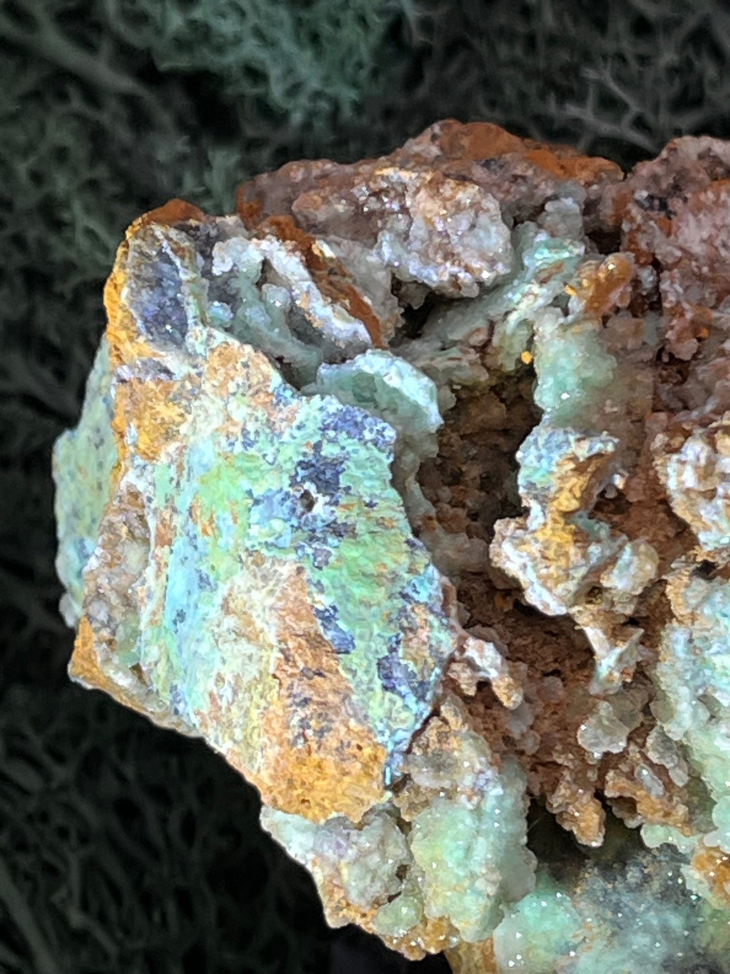 Smithsonit aus Indonesien (359g) - Handstufe - glitzende grüne Kristalle in Trauenform mit Druzys - crystal paradise