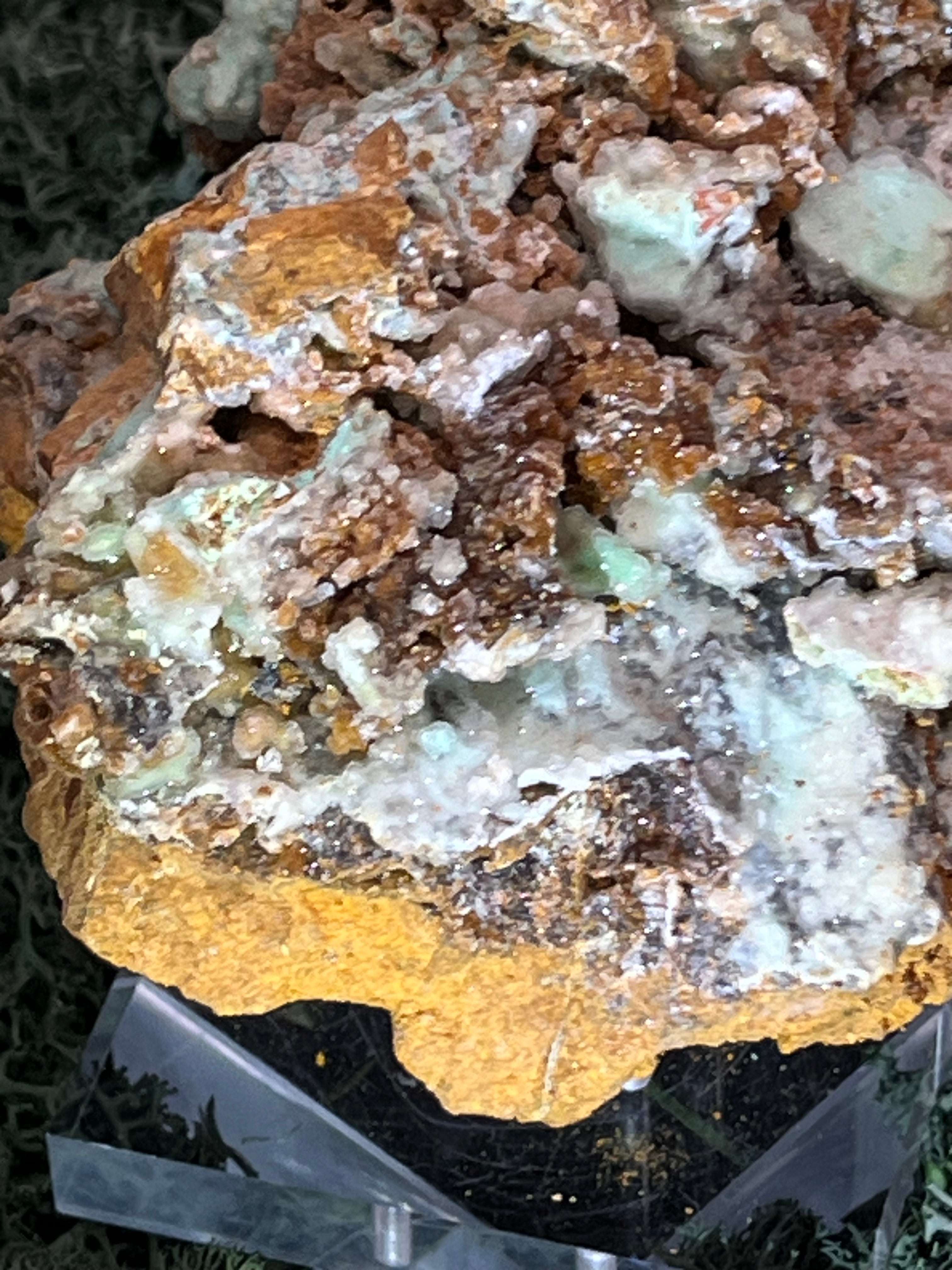 Smithsonit aus Indonesien (359g) - Handstufe - glitzende grüne Kristalle in Trauenform mit Druzys - crystal paradise