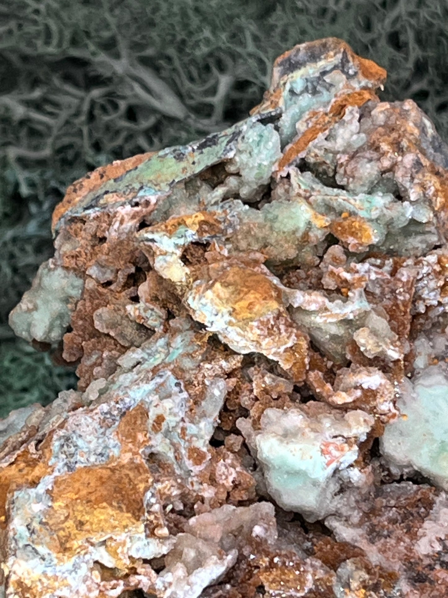 Smithsonit aus Indonesien (359g) - Handstufe - glitzende grüne Kristalle in Trauenform mit Druzys - crystal paradise