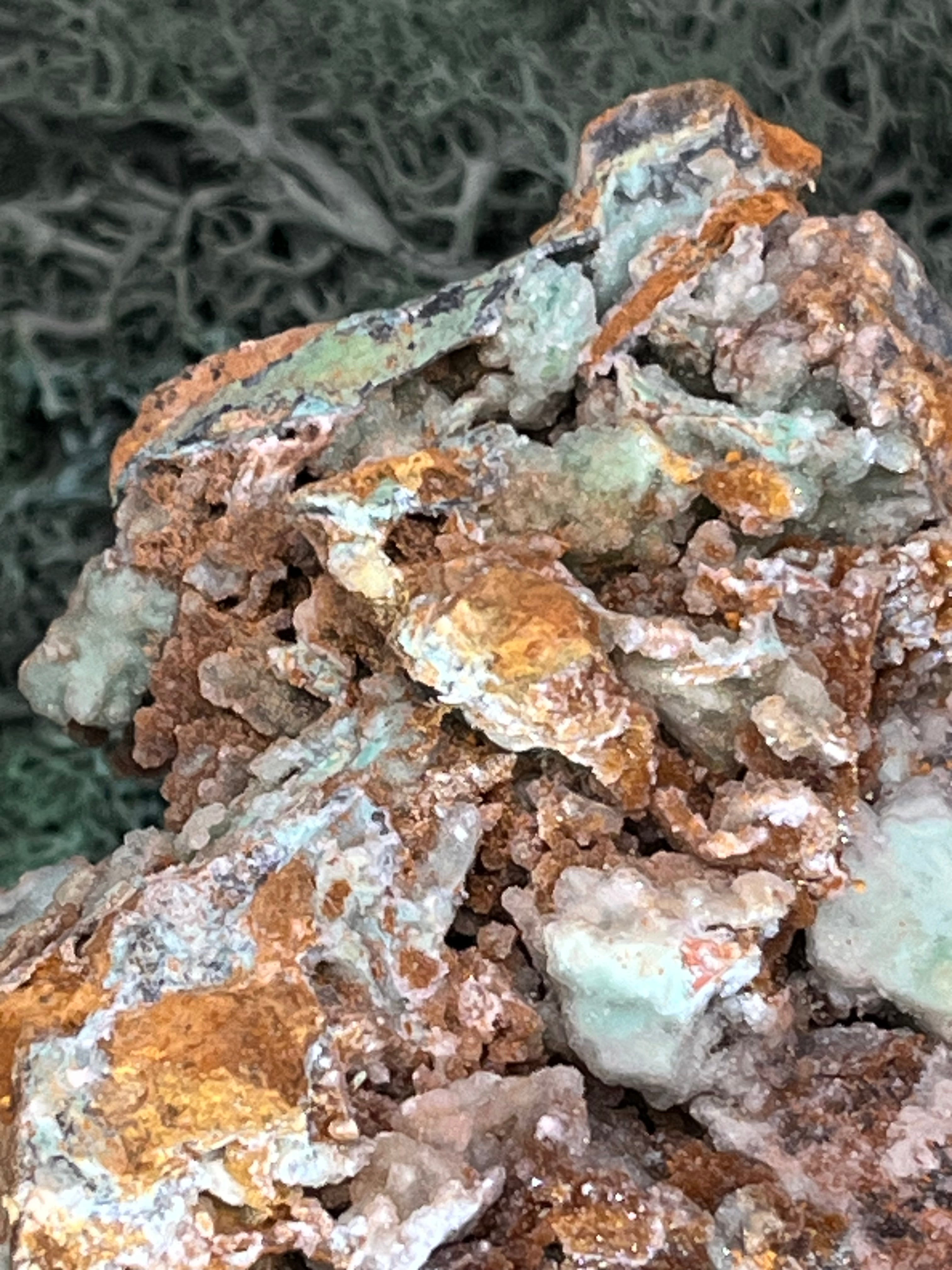 Smithsonit aus Indonesien (359g) - Handstufe - glitzende grüne Kristalle in Trauenform mit Druzys - crystal paradise