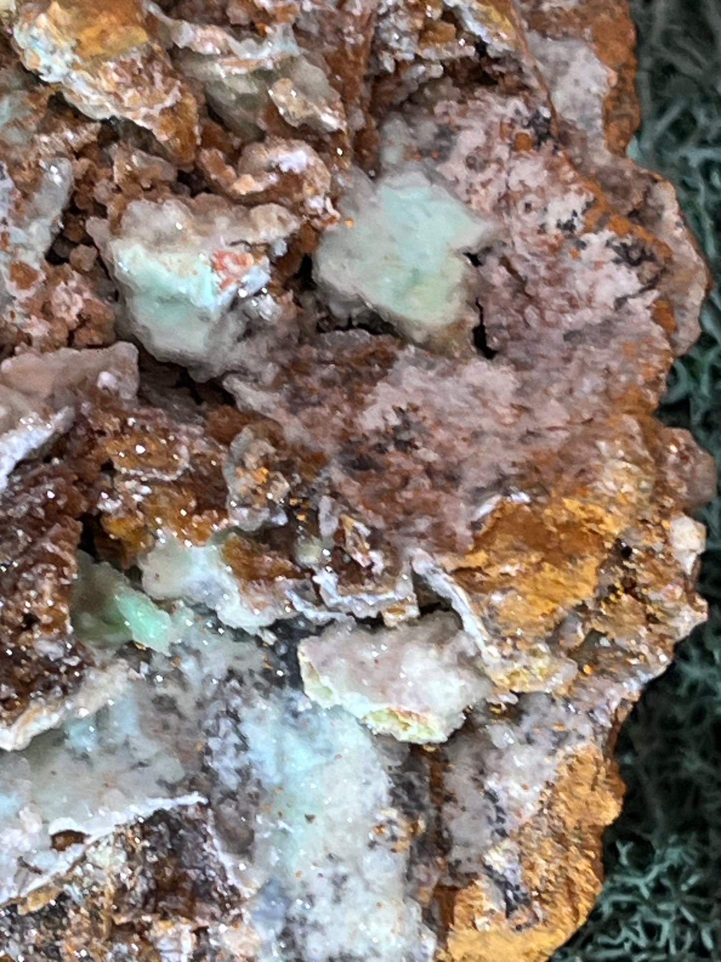 Smithsonit aus Indonesien (359g) - Handstufe - glitzende grüne Kristalle in Trauenform mit Druzys - crystal paradise