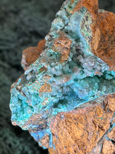 Smithsonit aus Indonesien (344g) - Handstufe - glitzende grüne Kristalle in Trauenform mit Druzys - crystal paradise