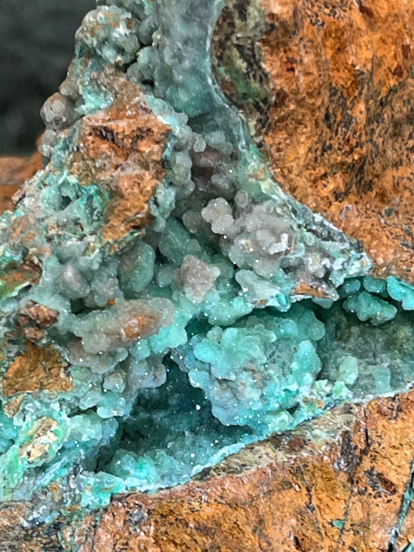 Smithsonit aus Indonesien (344g) - Handstufe - glitzende grüne Kristalle in Trauenform mit Druzys - crystal paradise
