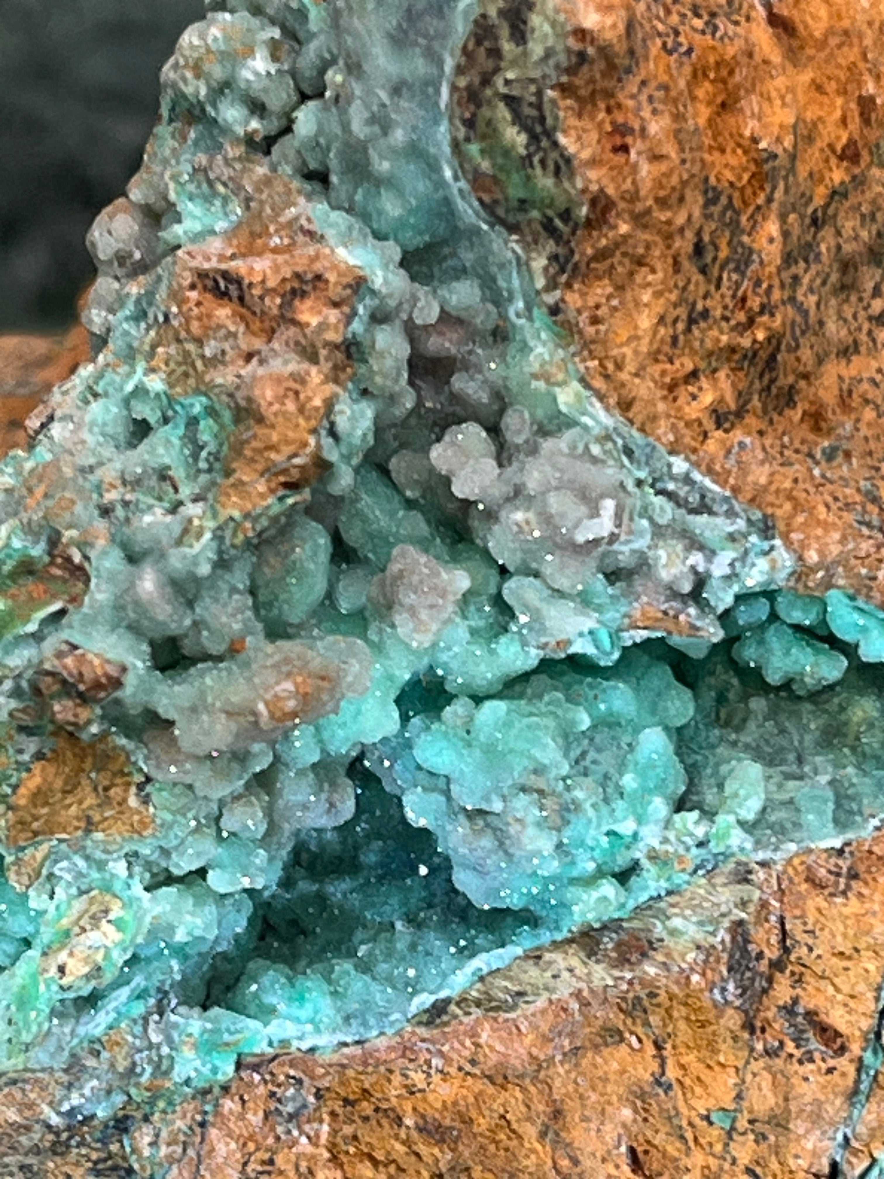 Smithsonit aus Indonesien (344g) - Handstufe - glitzende grüne Kristalle in Trauenform mit Druzys - crystal paradise