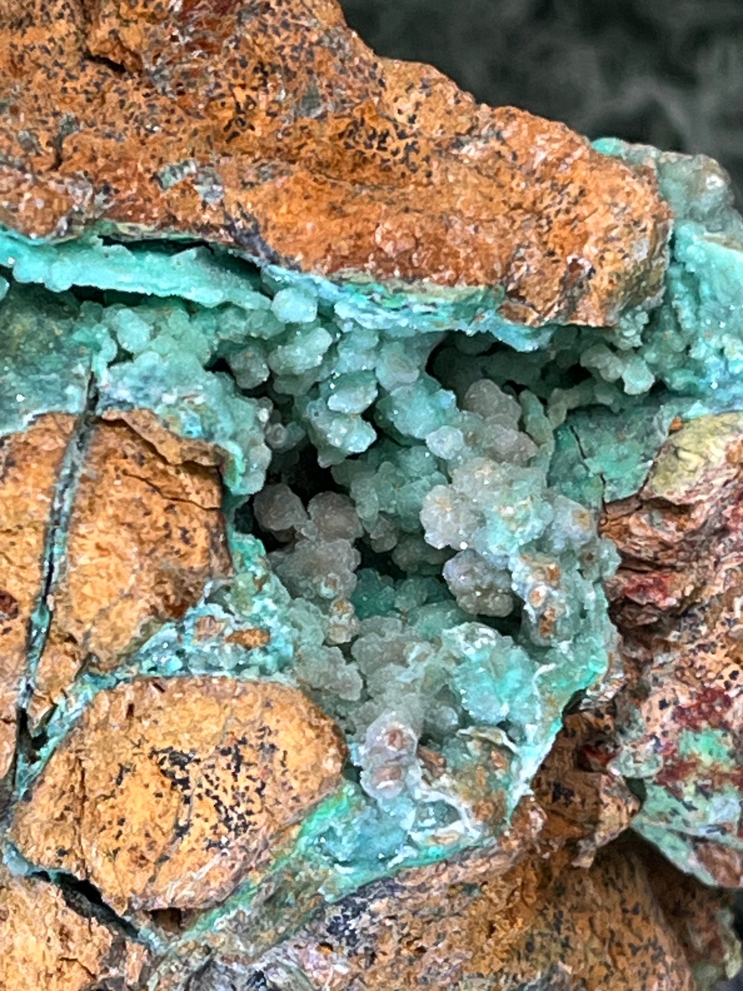Smithsonit aus Indonesien (344g) - Handstufe - glitzende grüne Kristalle in Trauenform mit Druzys - crystal paradise