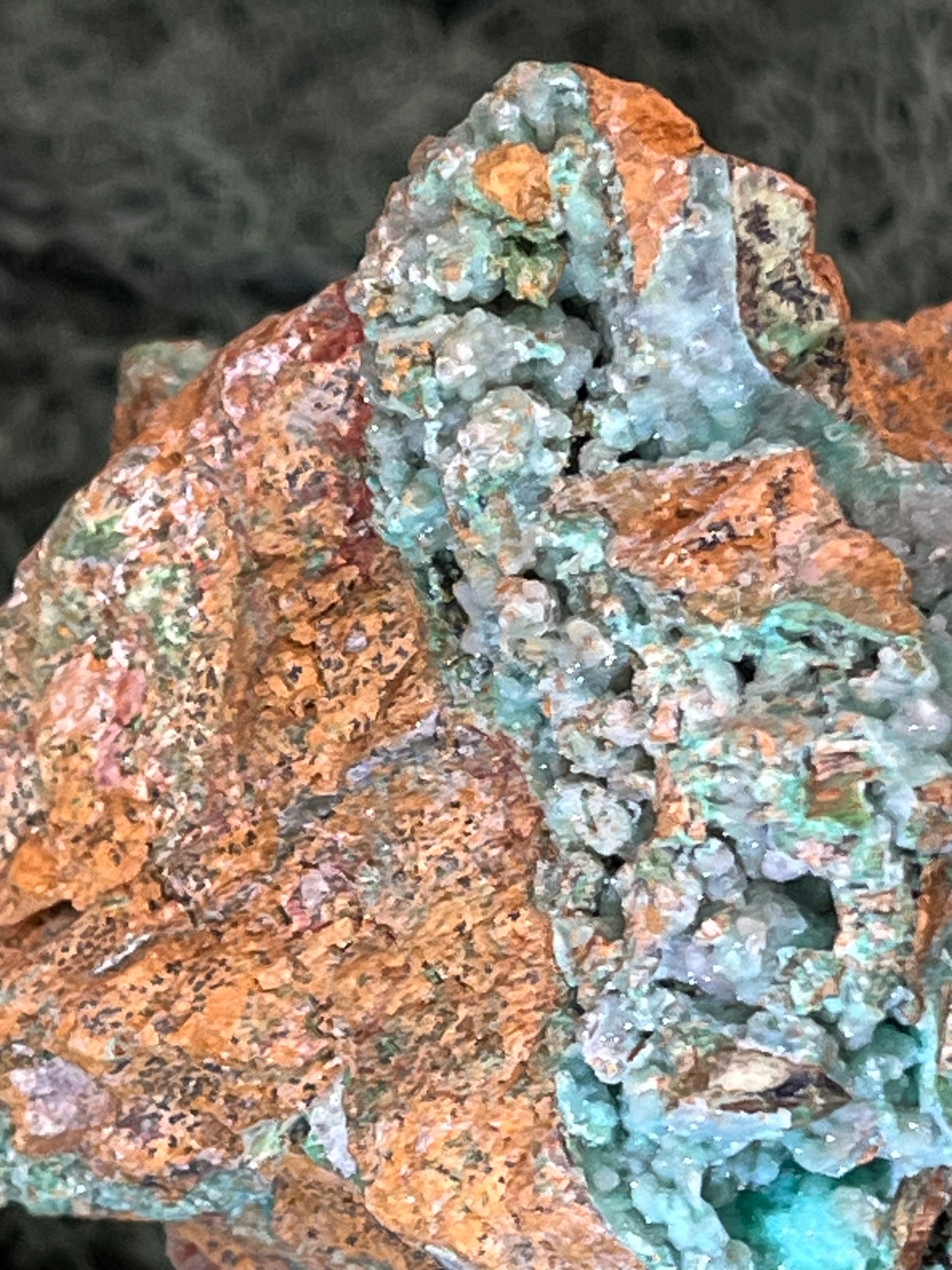 Smithsonit aus Indonesien (344g) - Handstufe - glitzende grüne Kristalle in Trauenform mit Druzys - crystal paradise