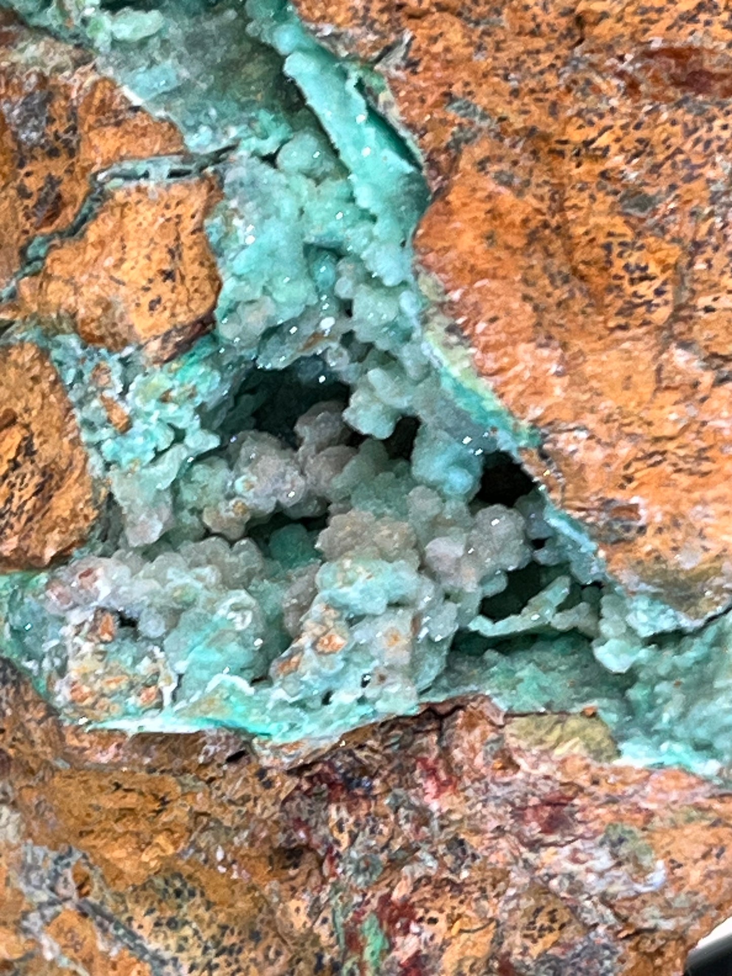 Smithsonit aus Indonesien (344g) - Handstufe - glitzende grüne Kristalle in Trauenform mit Druzys - crystal paradise
