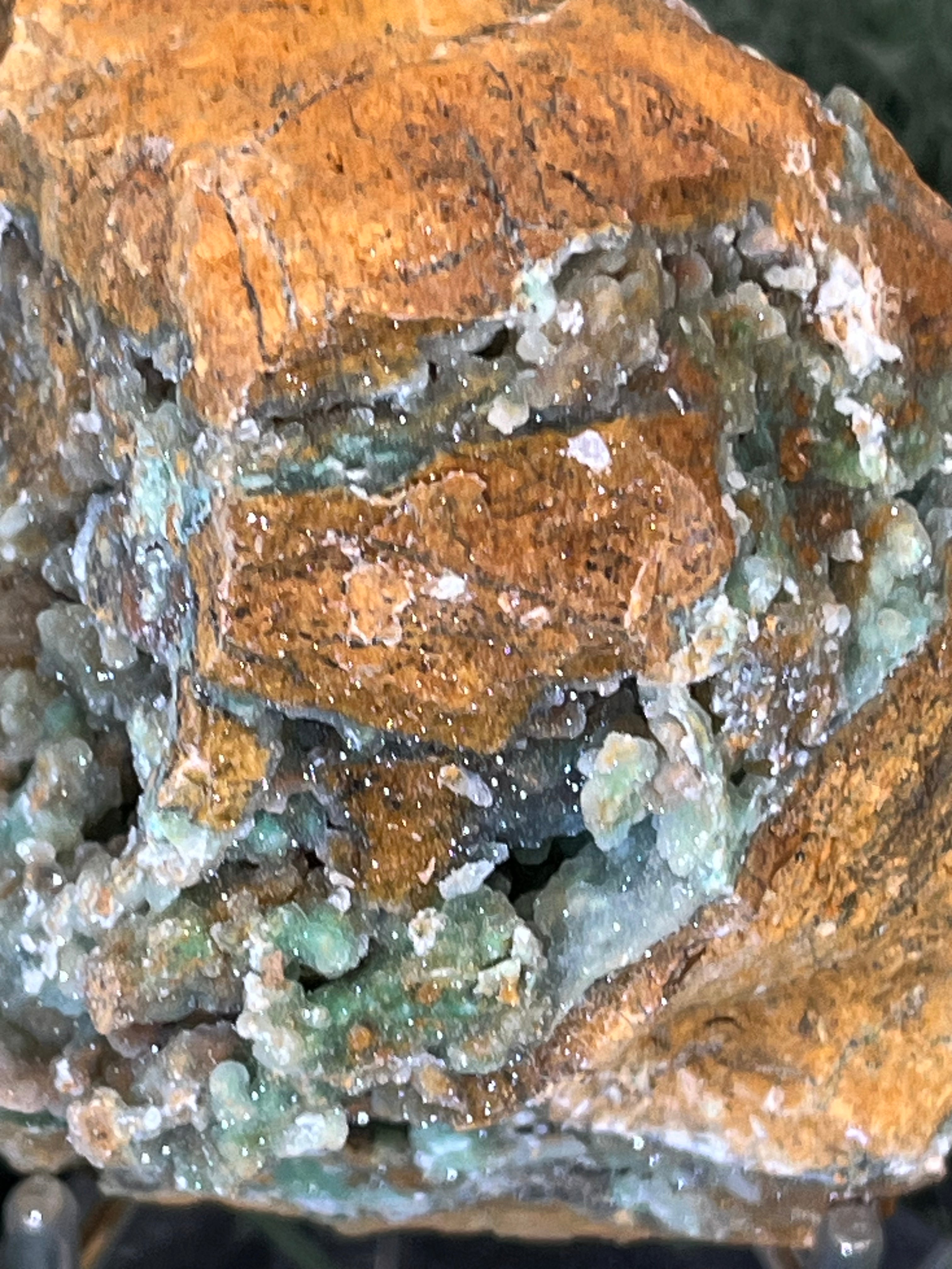 Smithsonit aus Indonesien (266g) - Handstufe - glitzende grüne Kristalle in Trauenform mit Druzys - crystal paradise