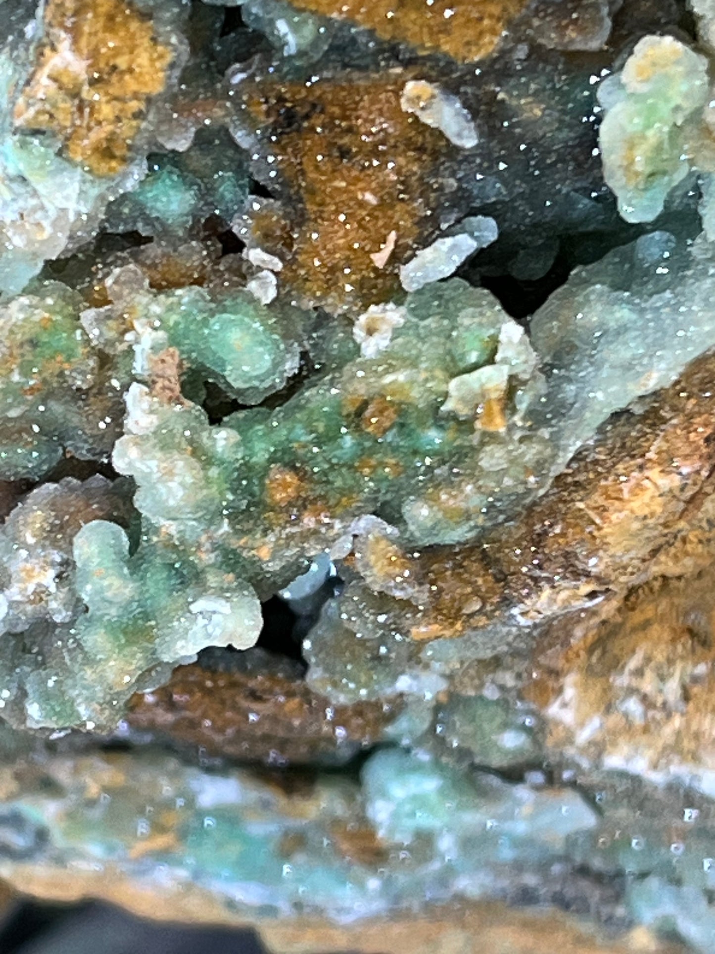 Smithsonit aus Indonesien (266g) - Handstufe - glitzende grüne Kristalle in Trauenform mit Druzys - crystal paradise