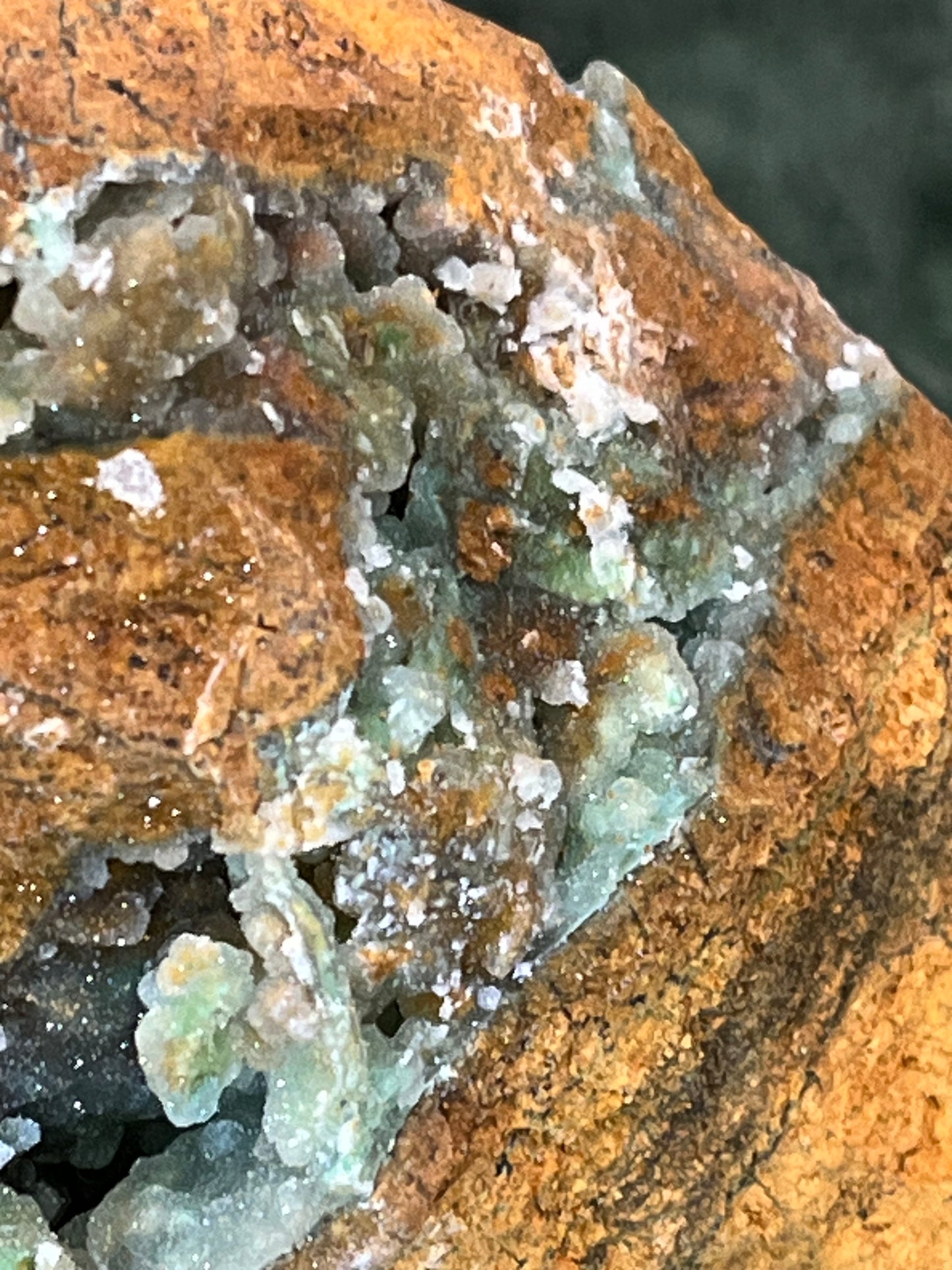 Smithsonit aus Indonesien (266g) - Handstufe - glitzende grüne Kristalle in Trauenform mit Druzys - crystal paradise