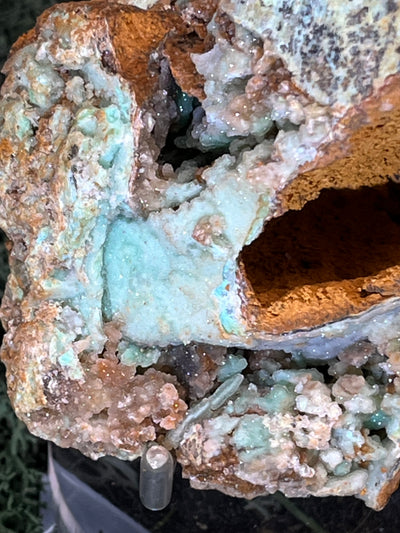 Smithsonit aus Indonesien (223g) - Handstufe - glitzende grüne Kristalle in Trauenform mit Druzys - crystal paradise