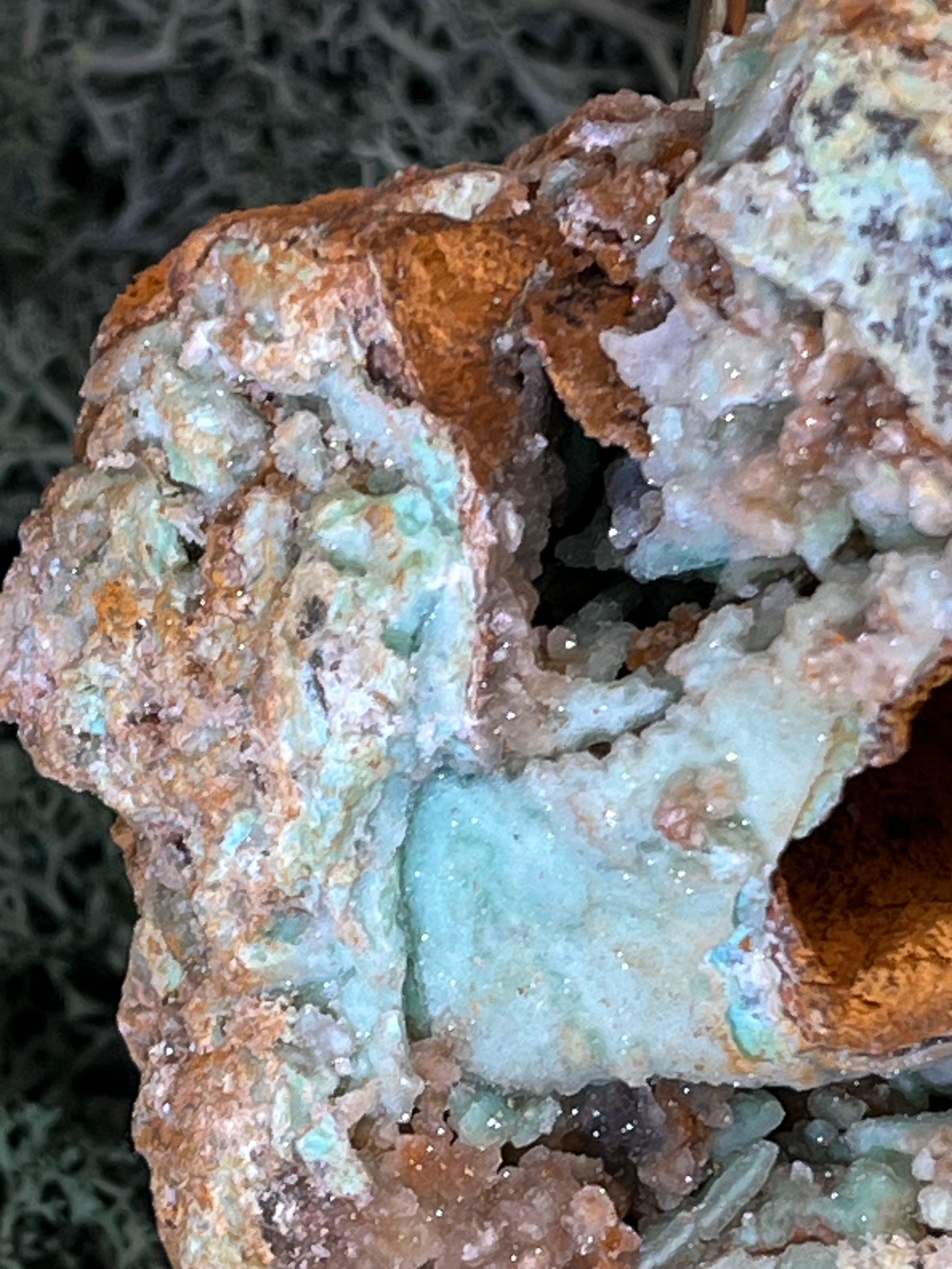 Smithsonit aus Indonesien (223g) - Handstufe - glitzende grüne Kristalle in Trauenform mit Druzys - crystal paradise