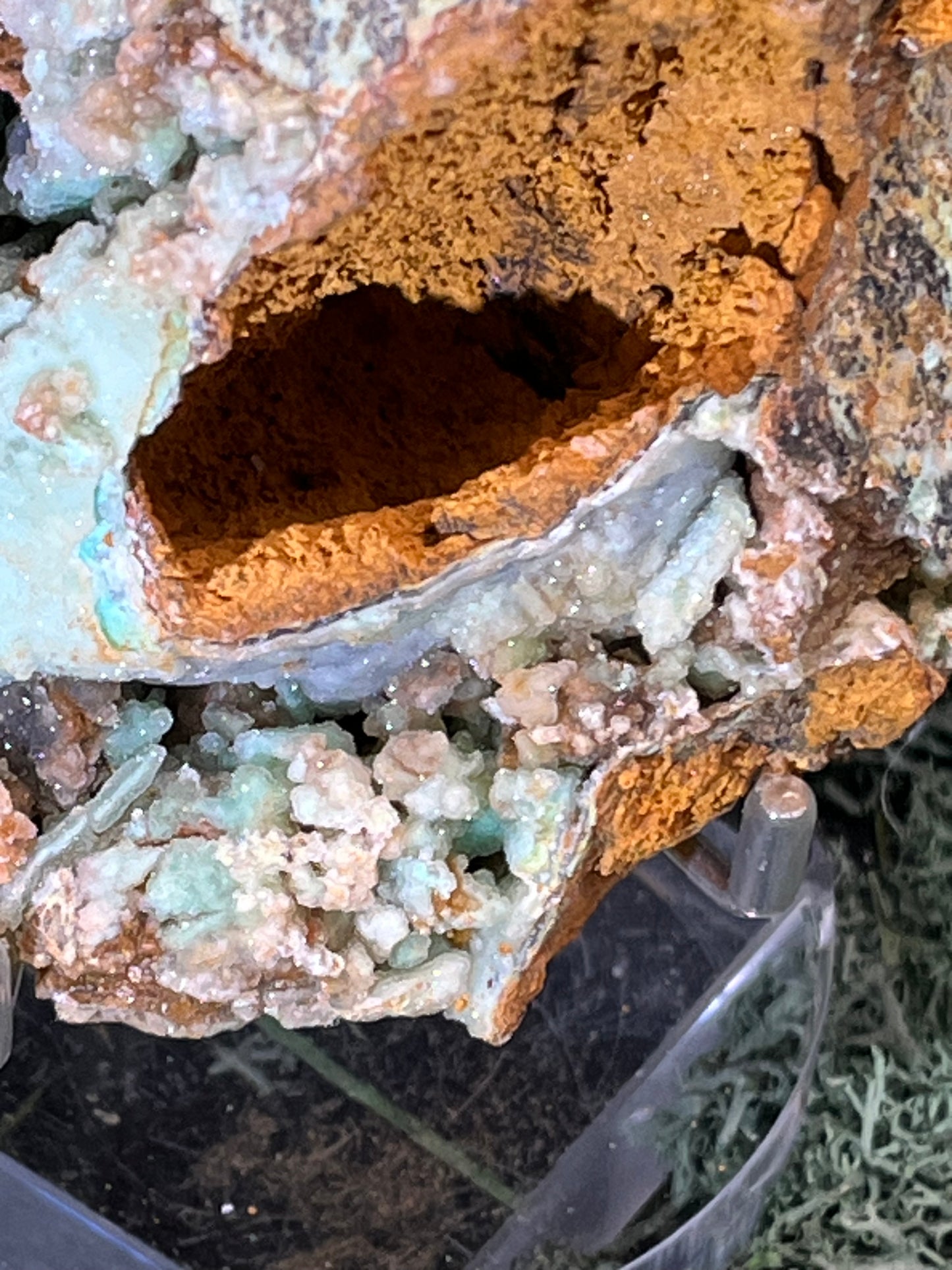 Smithsonit aus Indonesien (223g) - Handstufe - glitzende grüne Kristalle in Trauenform mit Druzys - crystal paradise