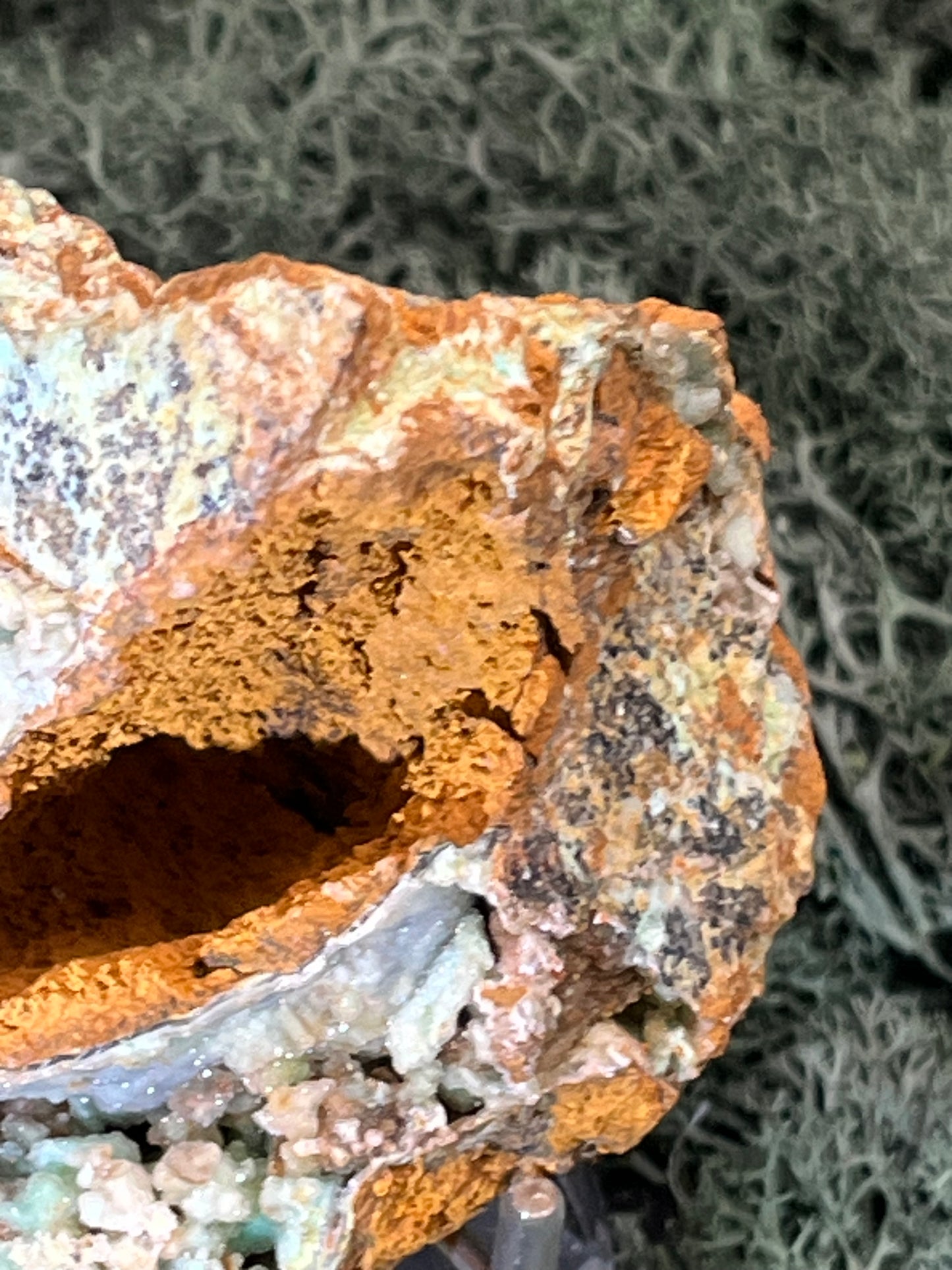 Smithsonit aus Indonesien (223g) - Handstufe - glitzende grüne Kristalle in Trauenform mit Druzys - crystal paradise