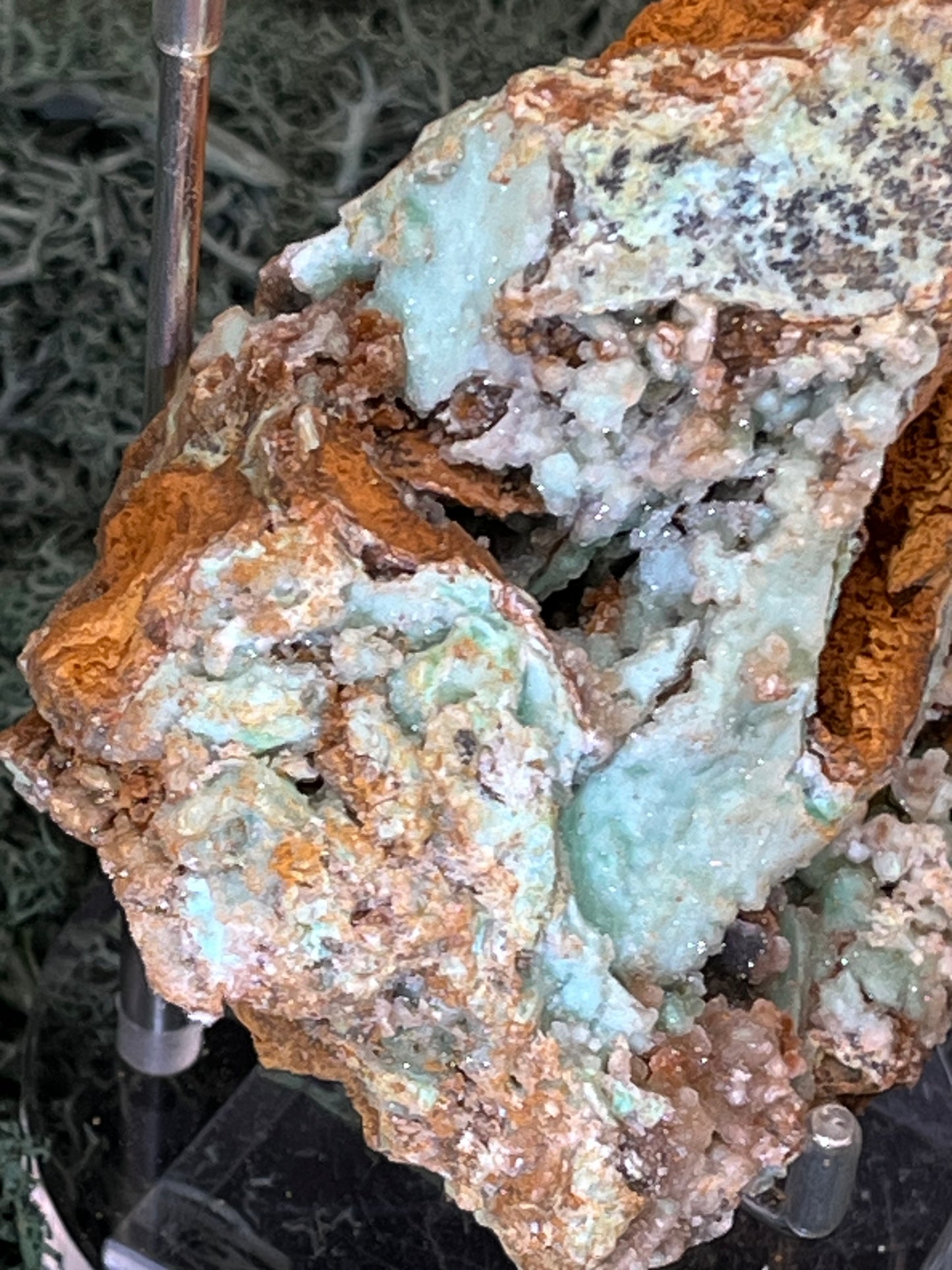 Smithsonit aus Indonesien (223g) - Handstufe - glitzende grüne Kristalle in Trauenform mit Druzys - crystal paradise