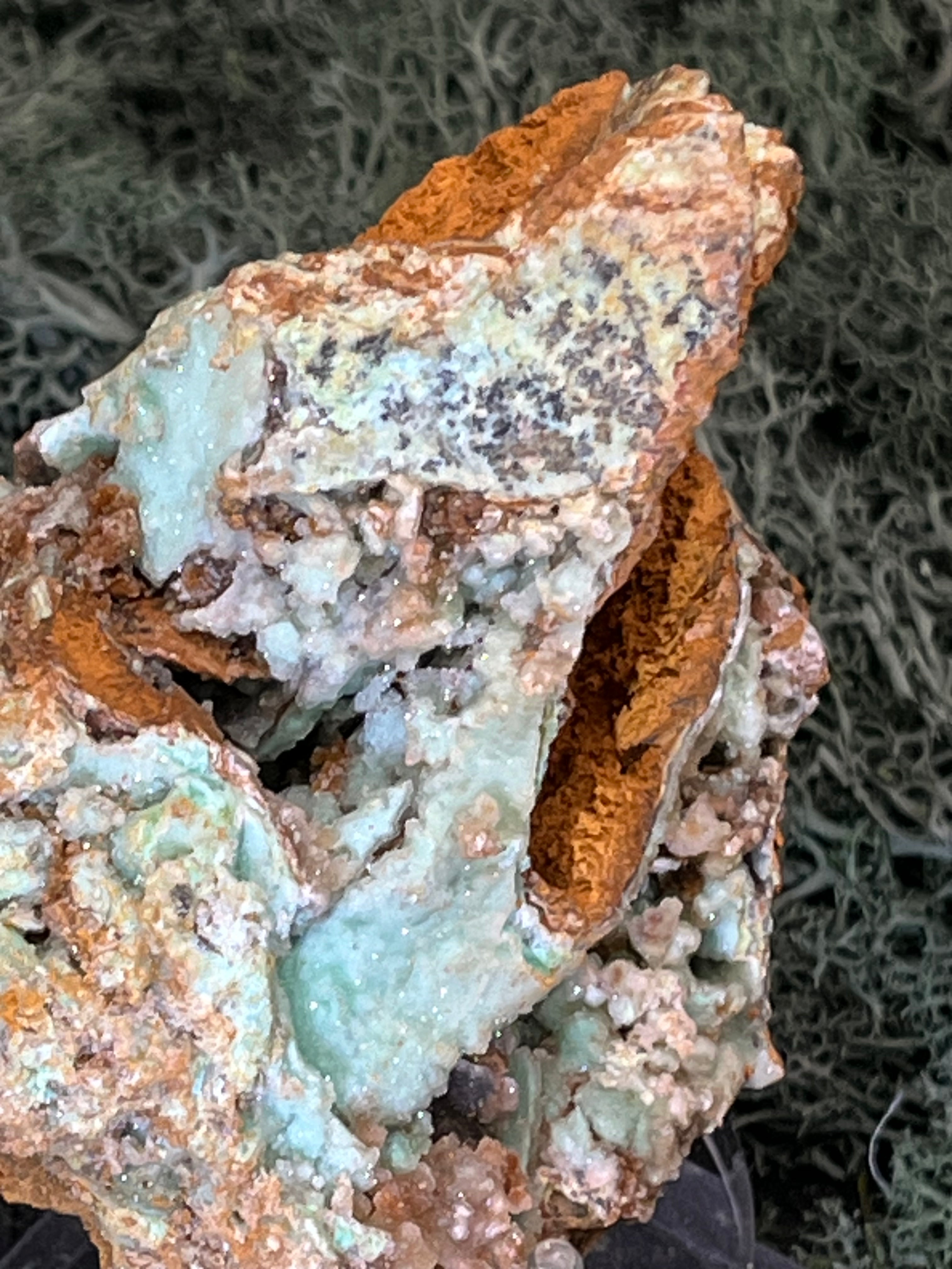 Smithsonit aus Indonesien (223g) - Handstufe - glitzende grüne Kristalle in Trauenform mit Druzys - crystal paradise