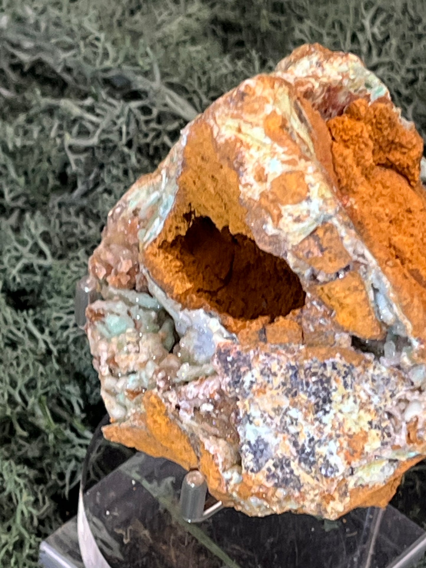 Smithsonit aus Indonesien (223g) - Handstufe - glitzende grüne Kristalle in Trauenform mit Druzys - crystal paradise