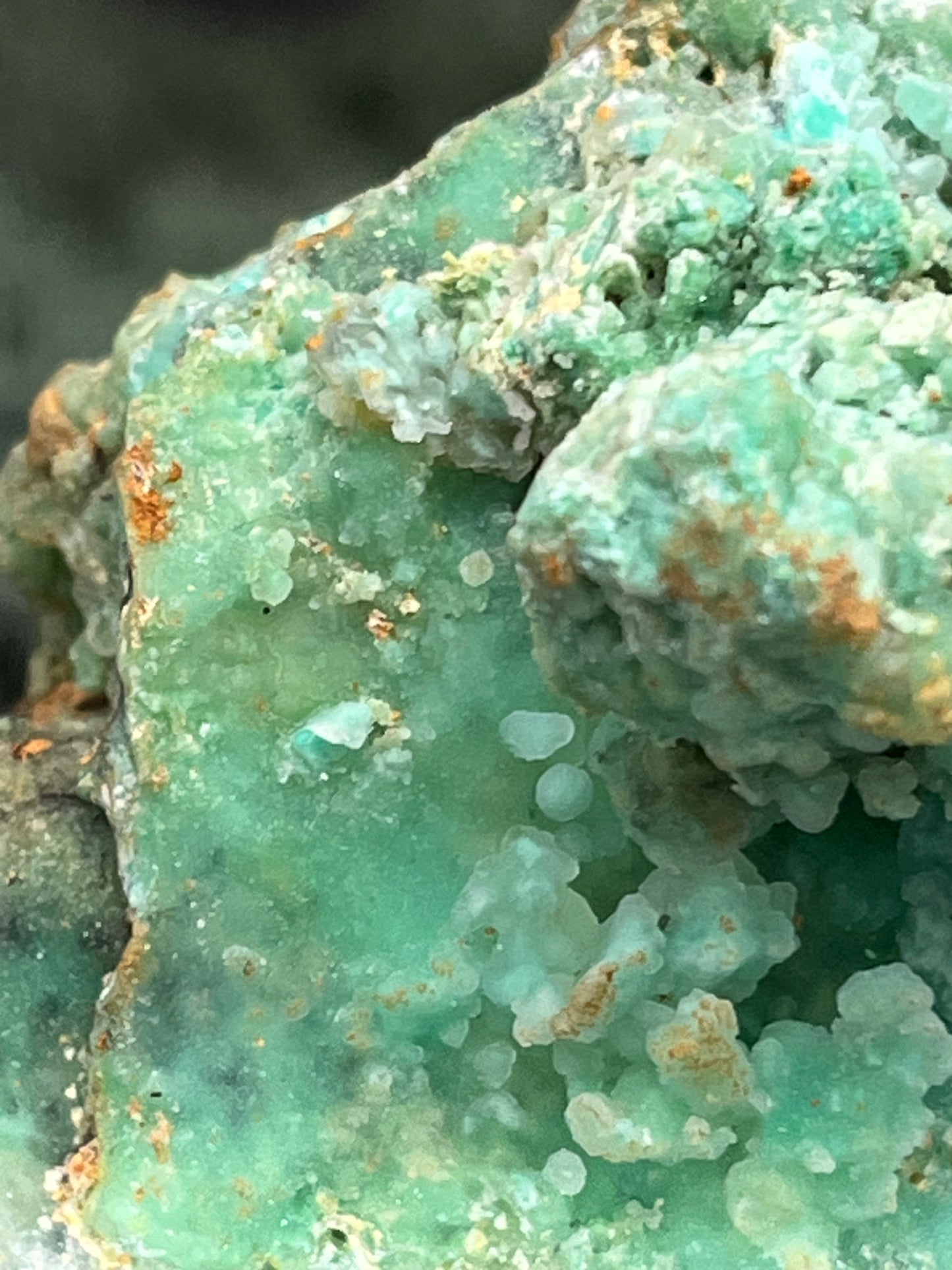 Smithsonit aus Indonesien (265g) - Handstufe - glitzernde grüne Kristalle - helles grün - crystal paradise