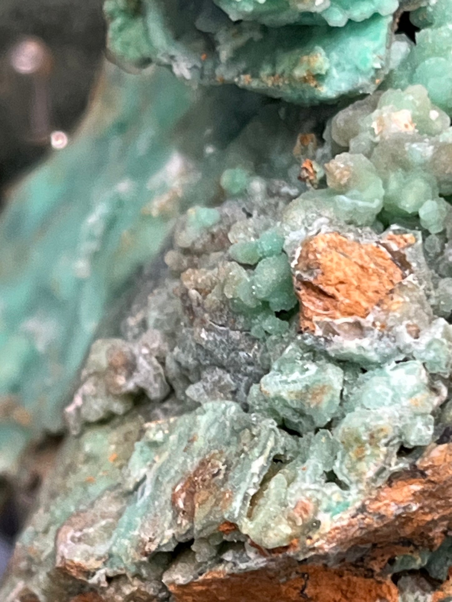 Smithsonit aus Indonesien (265g) - Handstufe - glitzernde grüne Kristalle - helles grün - crystal paradise