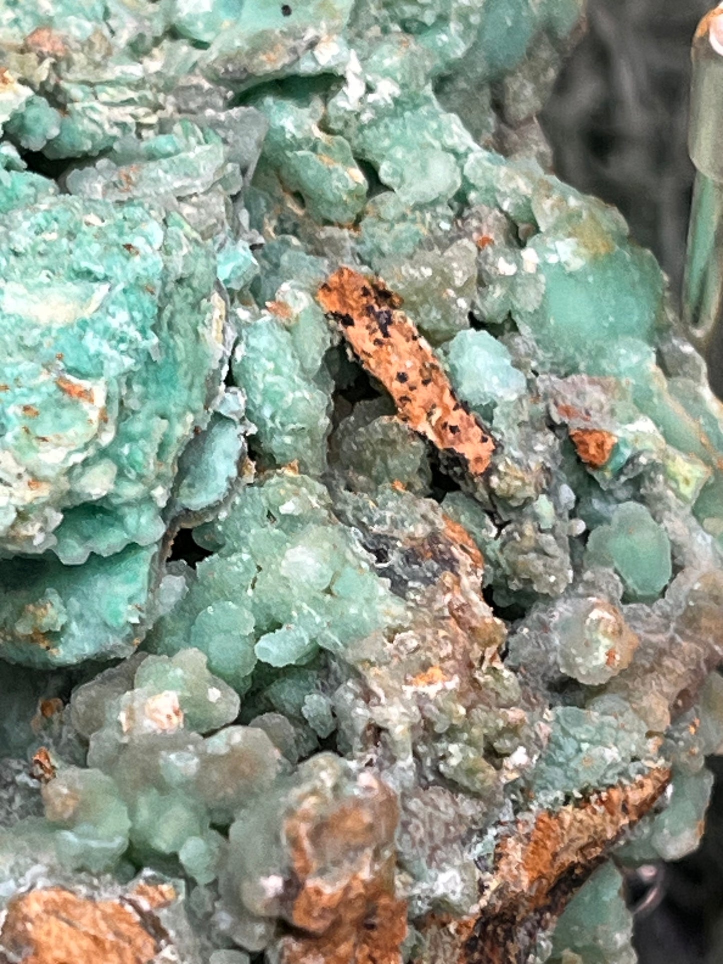 Smithsonit aus Indonesien (265g) - Handstufe - glitzernde grüne Kristalle - helles grün - crystal paradise