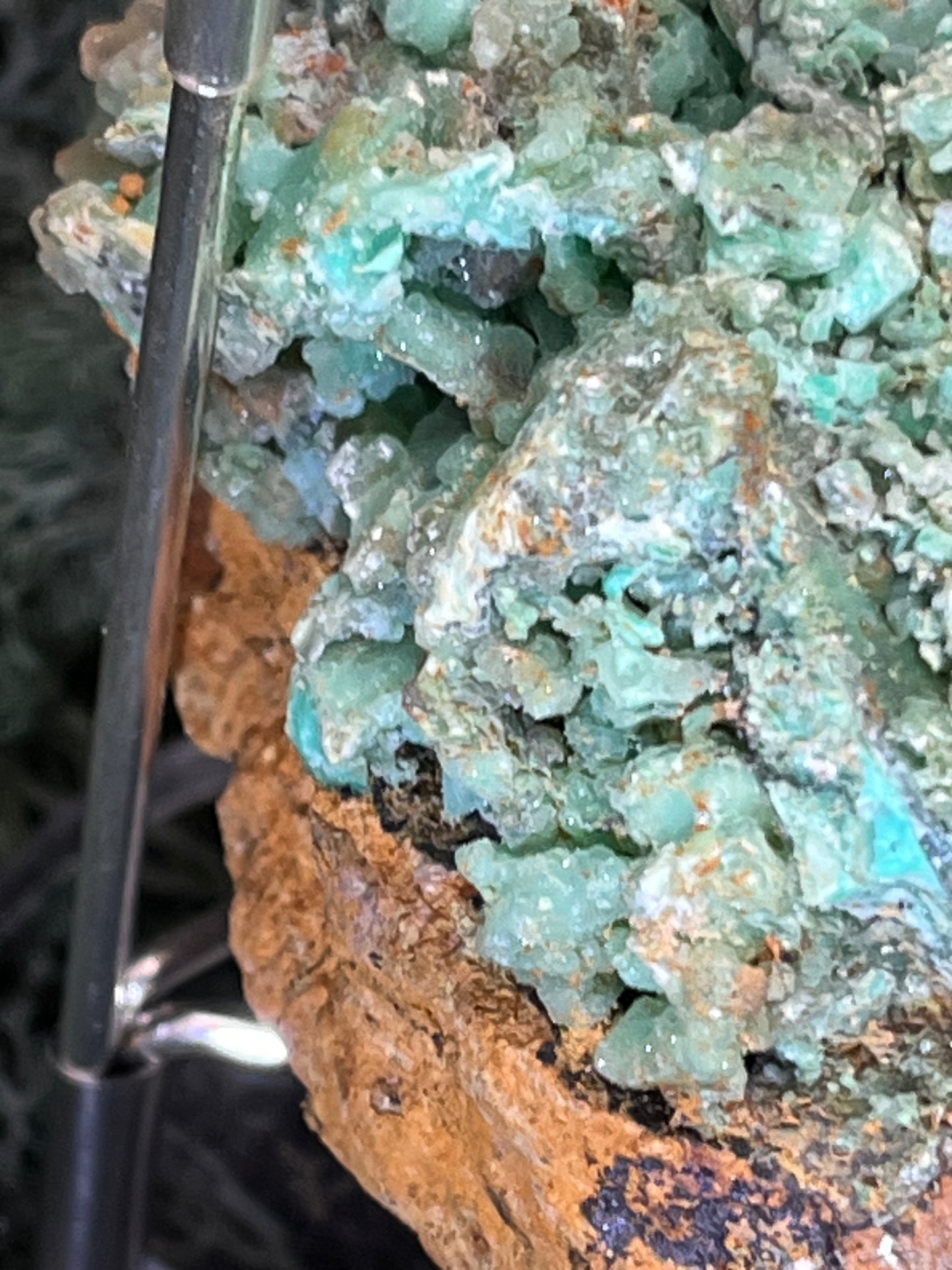 Smithsonit aus Indonesien (265g) - Handstufe - glitzernde grüne Kristalle - helles grün - crystal paradise