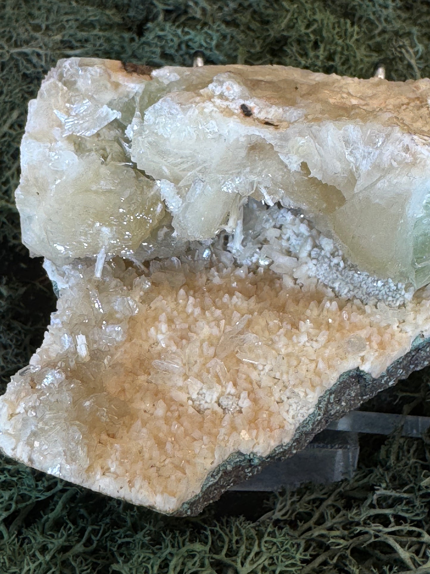 Grüner Apophyllit mit Stilbit Cluster mit Hevlandit aus Maharashtra, Nashik pune, Indien (324g)