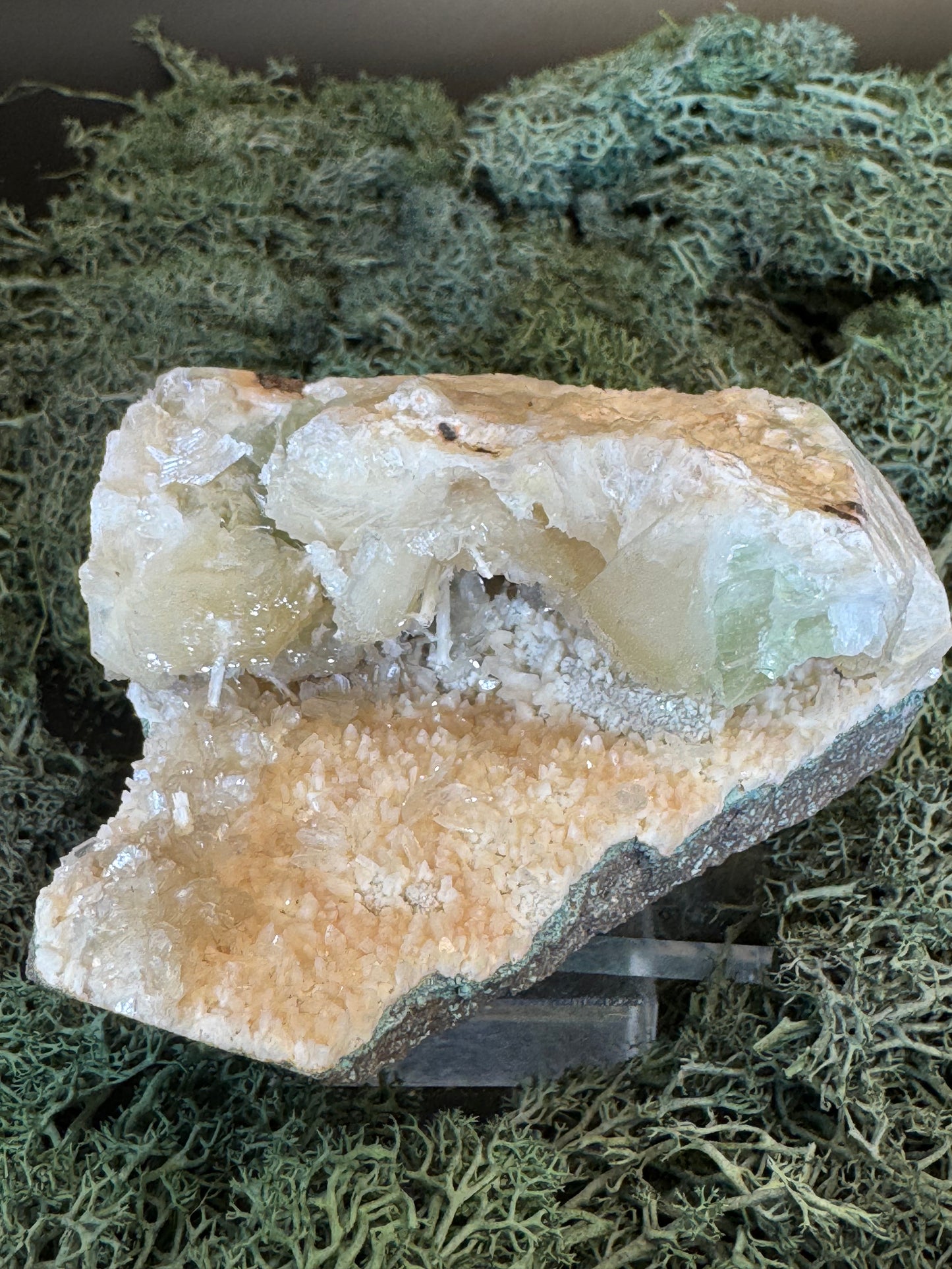 Grüner Apophyllit mit Stilbit Cluster mit Hevlandit aus Maharashtra, Nashik pune, Indien (324g)