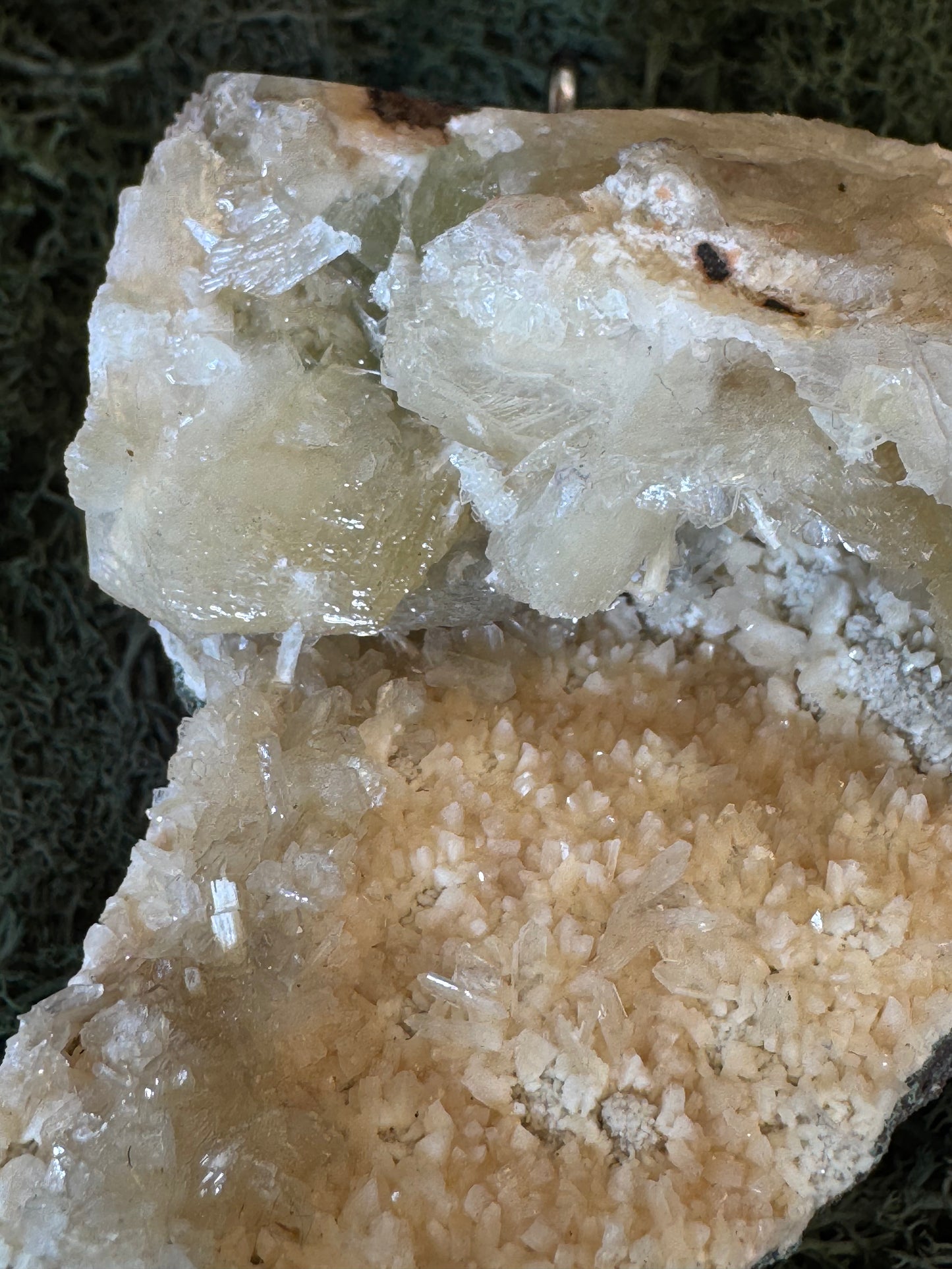Grüner Apophyllit mit Stilbit Cluster mit Hevlandit aus Maharashtra, Nashik pune, Indien (324g)