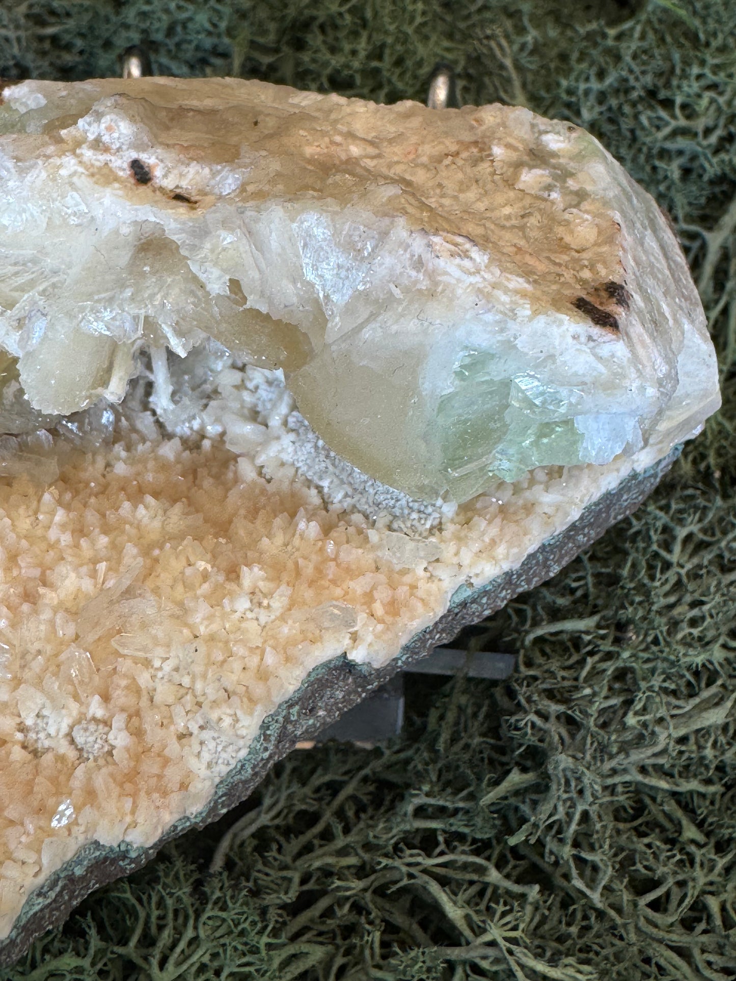 Grüner Apophyllit mit Stilbit Cluster mit Hevlandit aus Maharashtra, Nashik pune, Indien (324g)
