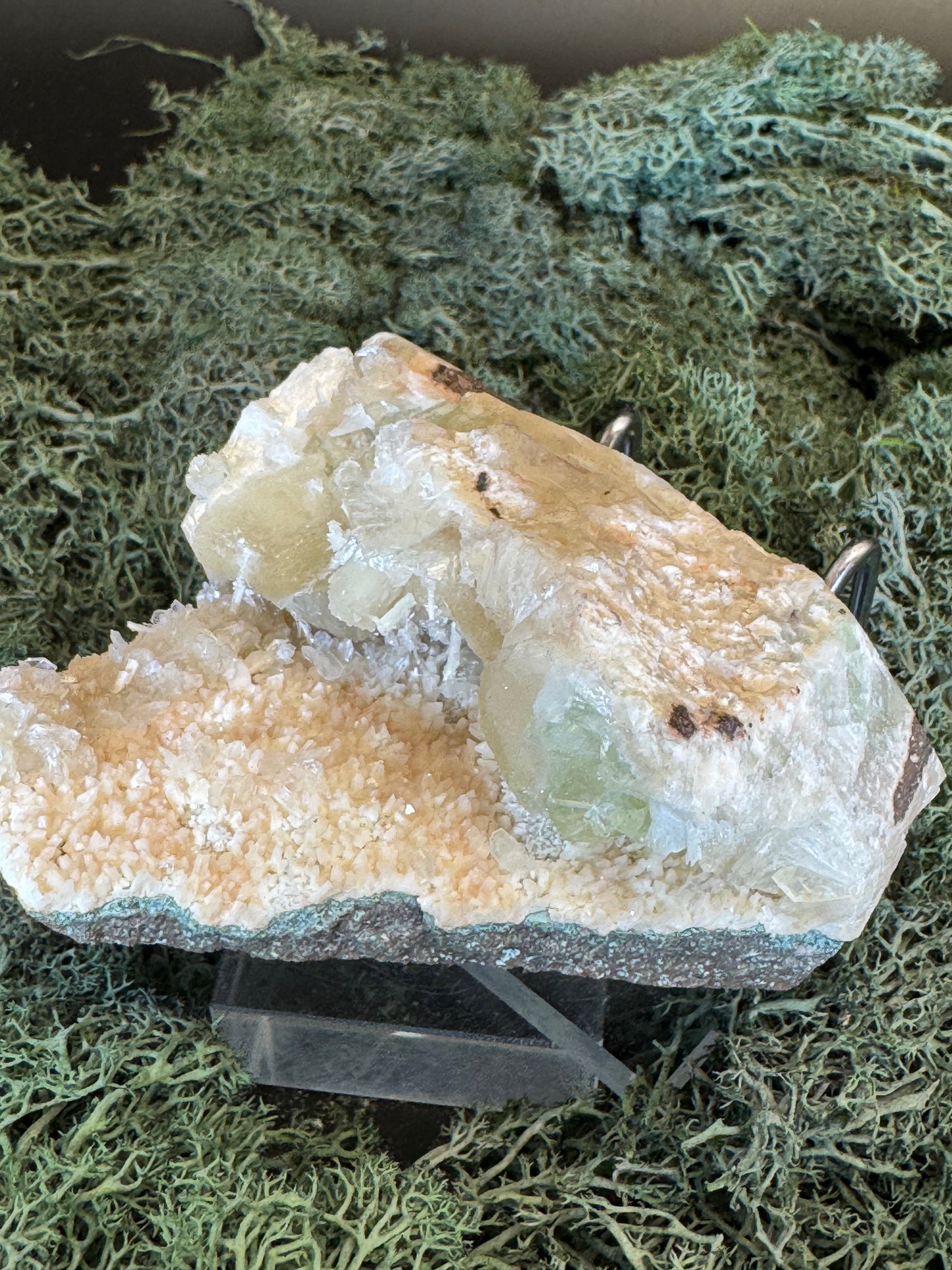 Grüner Apophyllit mit Stilbit Cluster mit Hevlandit aus Maharashtra, Nashik pune, Indien (324g)
