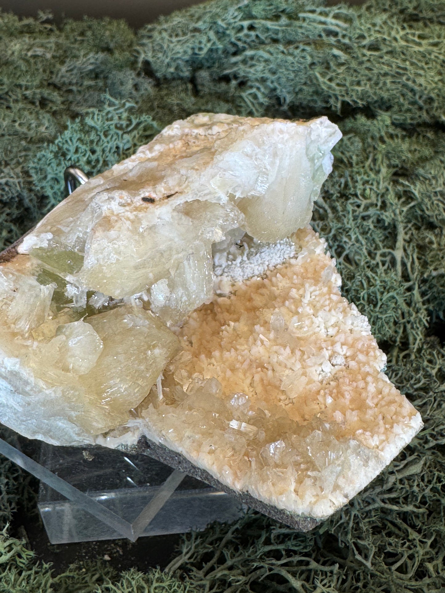 Grüner Apophyllit mit Stilbit Cluster mit Hevlandit aus Maharashtra, Nashik pune, Indien (324g)
