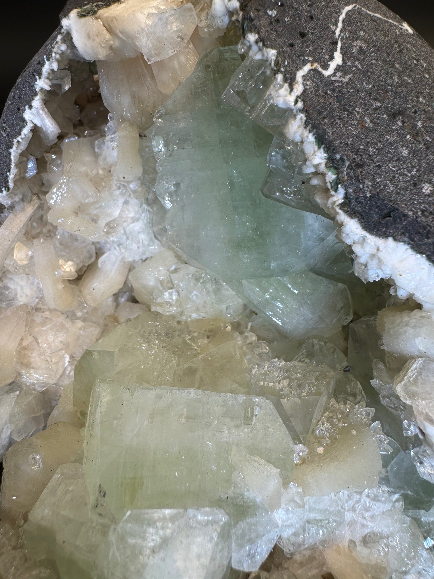Grüner Apophyllit mit Stilbit Cluster aus Maharashtra, Nashik pune, Indien (1522g) - Geodenform - crystal paradise