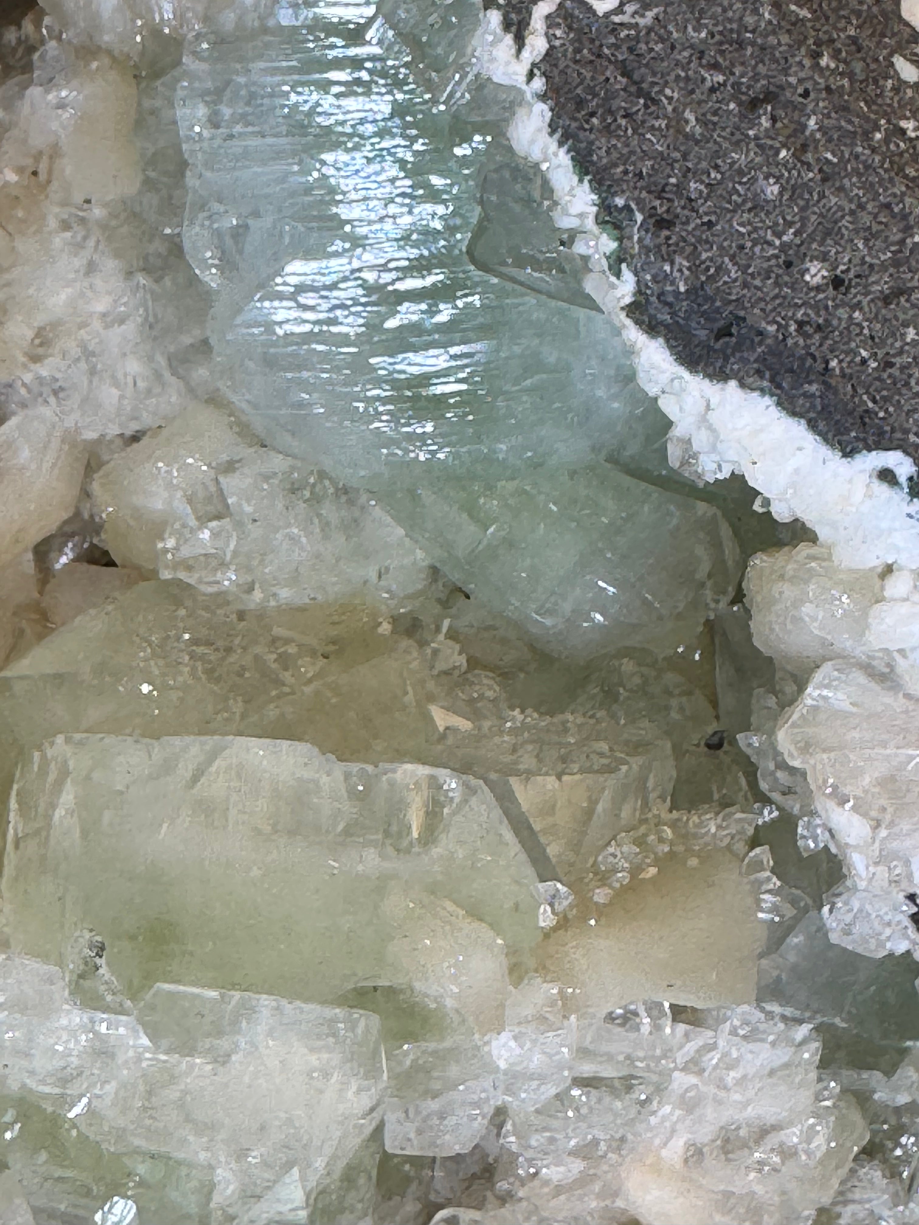 Grüner Apophyllit mit Stilbit Cluster aus Maharashtra, Nashik pune, Indien (1522g) - Geodenform - crystal paradise