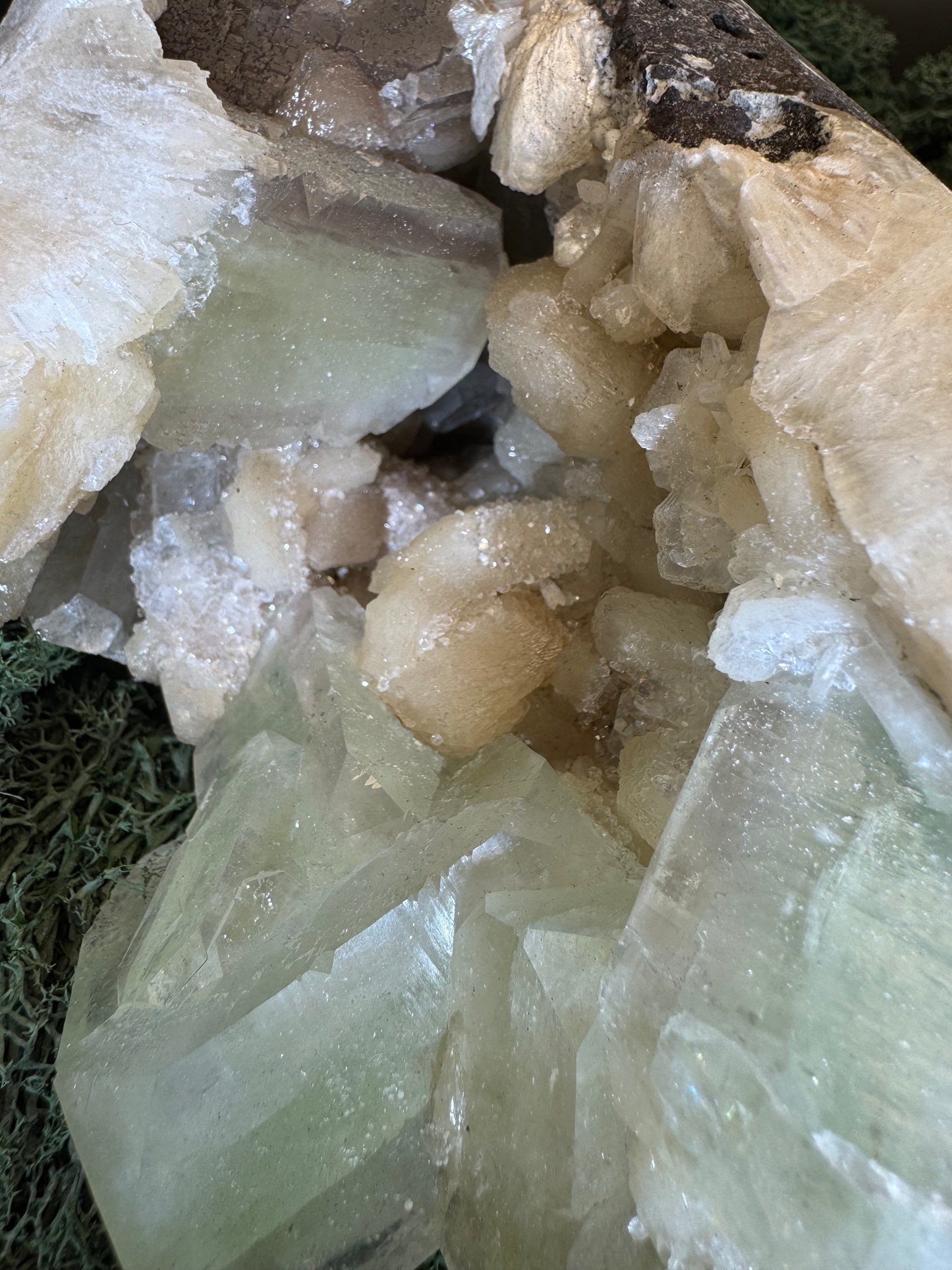 Grüner Apophyllit mit Stilbit Cluster aus Maharashtra, Nashik pune, Indien (1412g) - Geodenform - crystal paradise