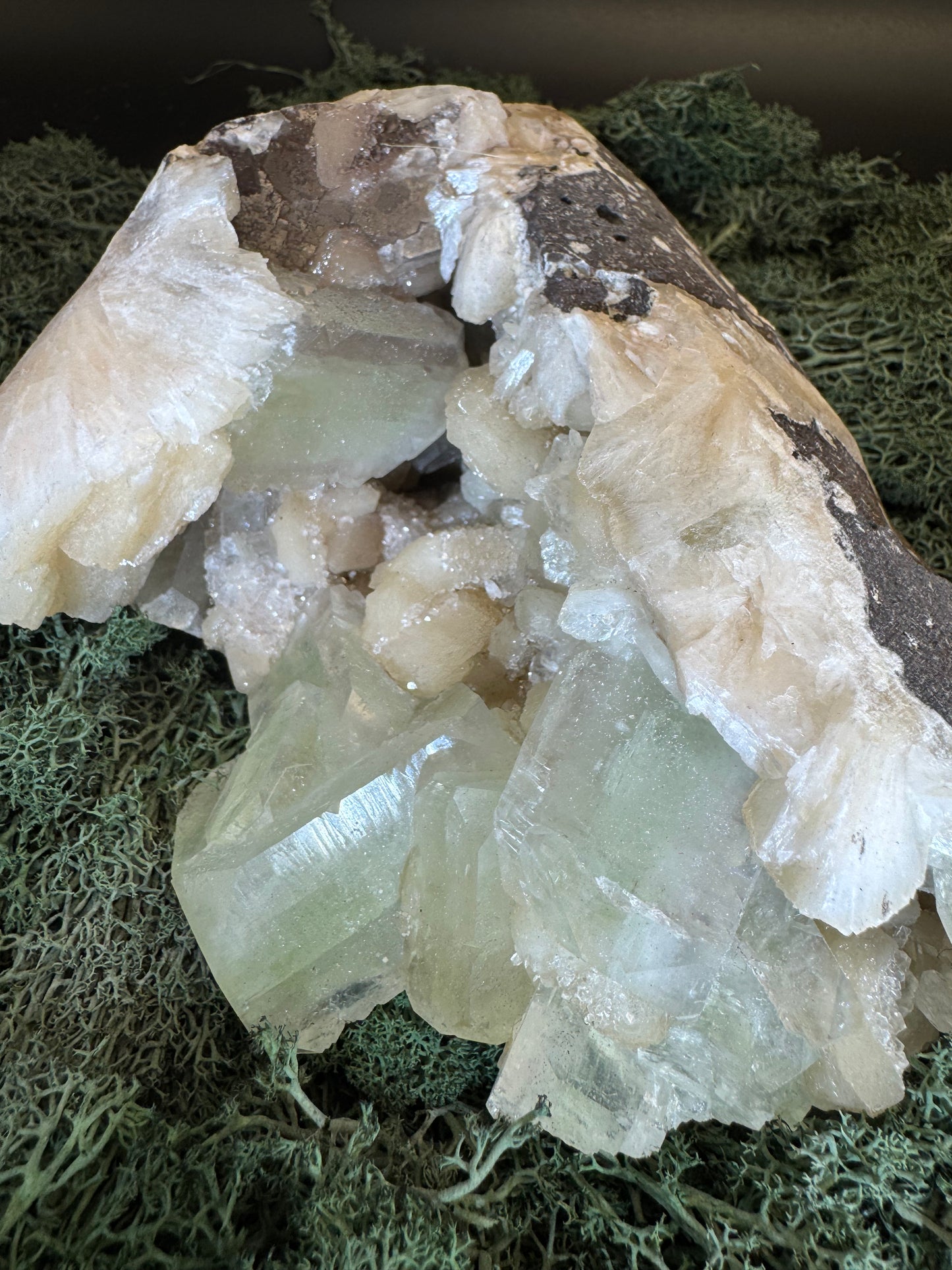 Grüner Apophyllit mit Stilbit Cluster aus Maharashtra, Nashik pune, Indien (1412g) - Geodenform - crystal paradise