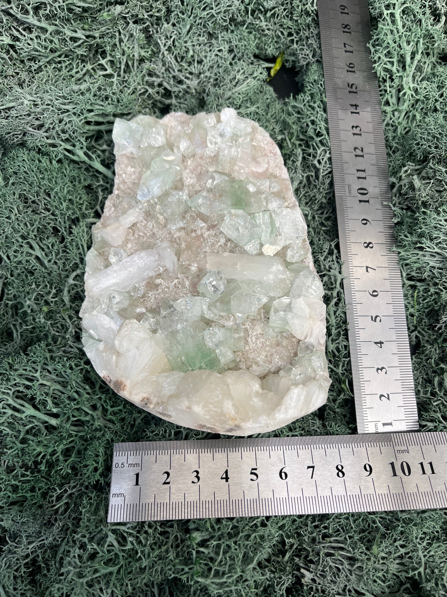 Apophyllit Grosssstufe aus Indien (469g) - kombierte grüne und weisse Apophyllit Kristalle - crystal paradise