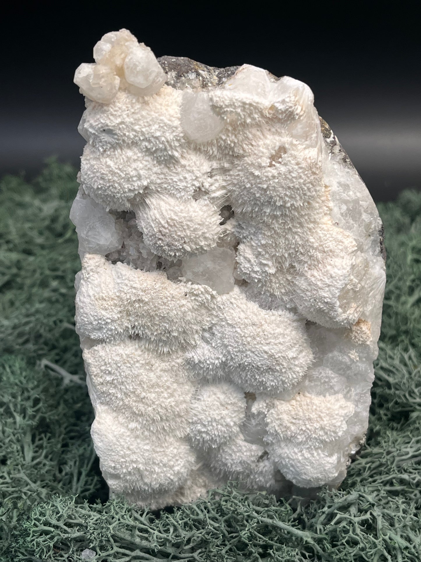 Okenit auf Apophyllit Cluster (Handstufe) aus Indien (638g) - große Okenit Kugelkristallflächen - crystal paradise