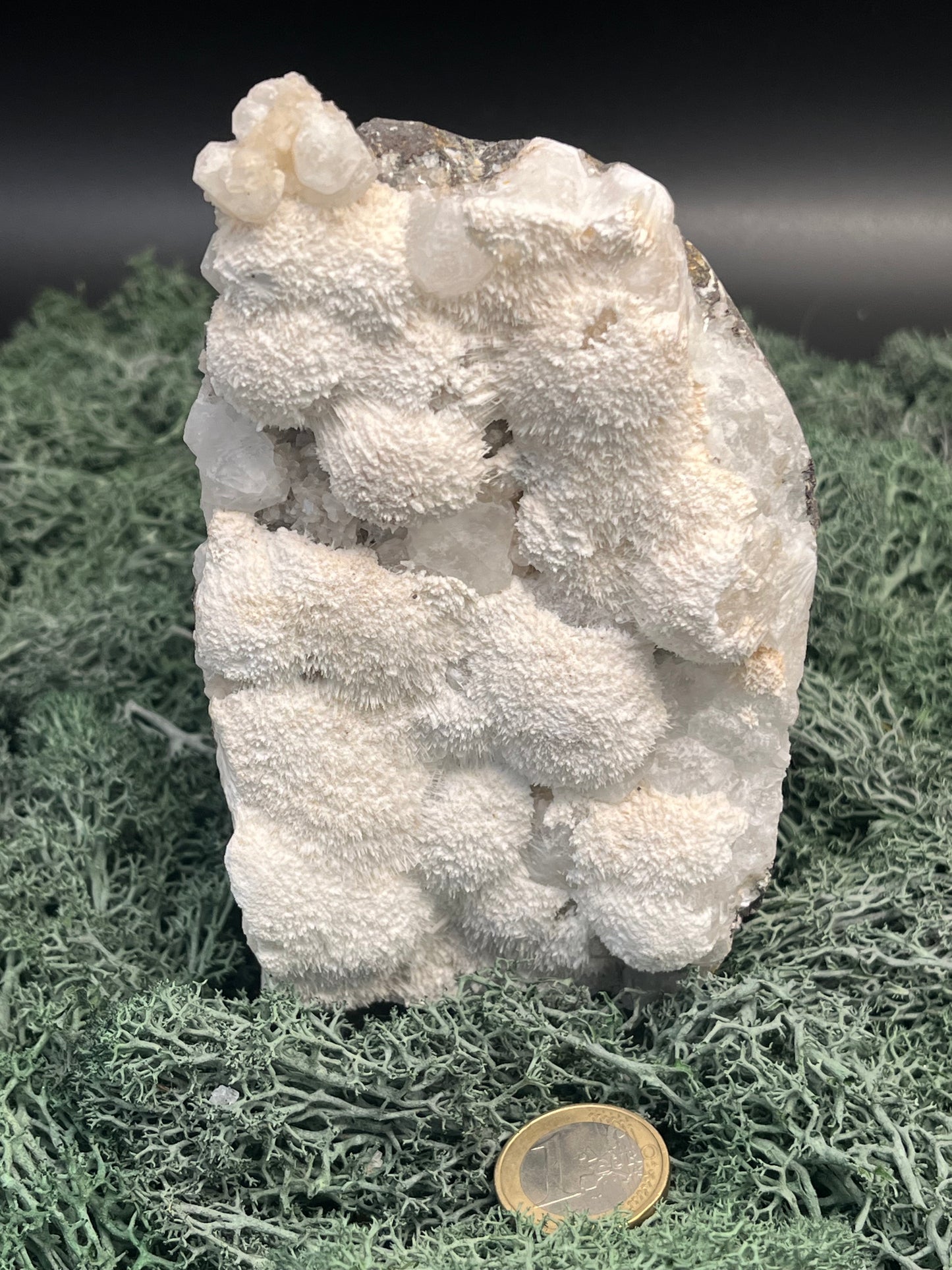 Okenit auf Apophyllit Cluster (Handstufe) aus Indien (638g) - große Okenit Kugelkristallflächen - crystal paradise