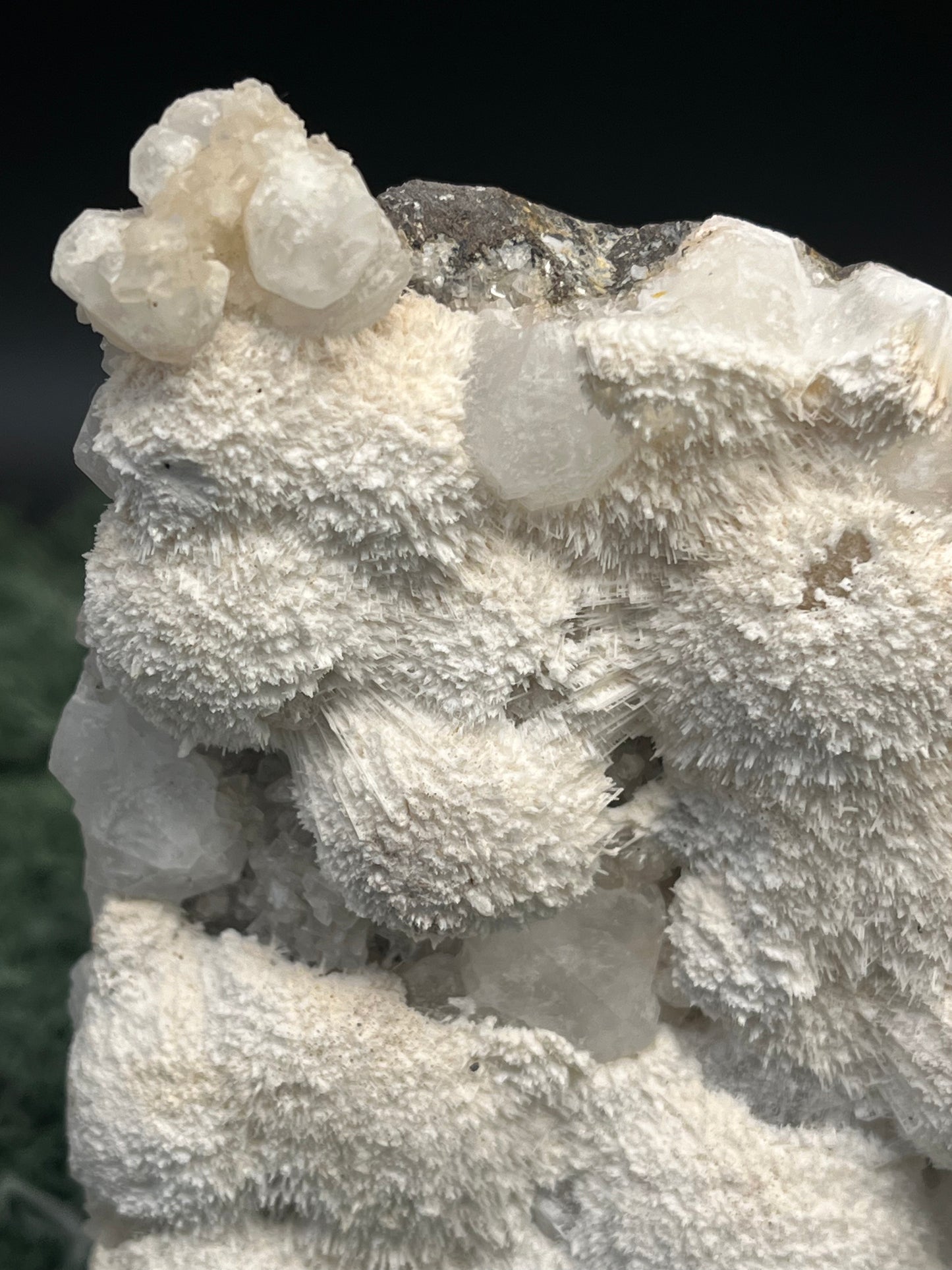 Okenit auf Apophyllit Cluster (Handstufe) aus Indien (638g) - große Okenit Kugelkristallflächen - crystal paradise