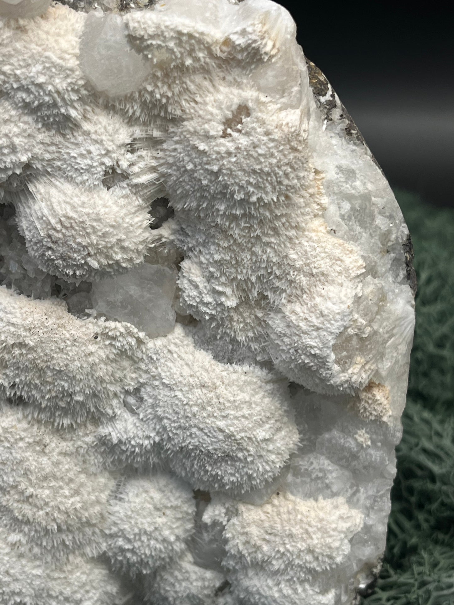 Okenit auf Apophyllit Cluster (Handstufe) aus Indien (638g) - große Okenit Kugelkristallflächen - crystal paradise