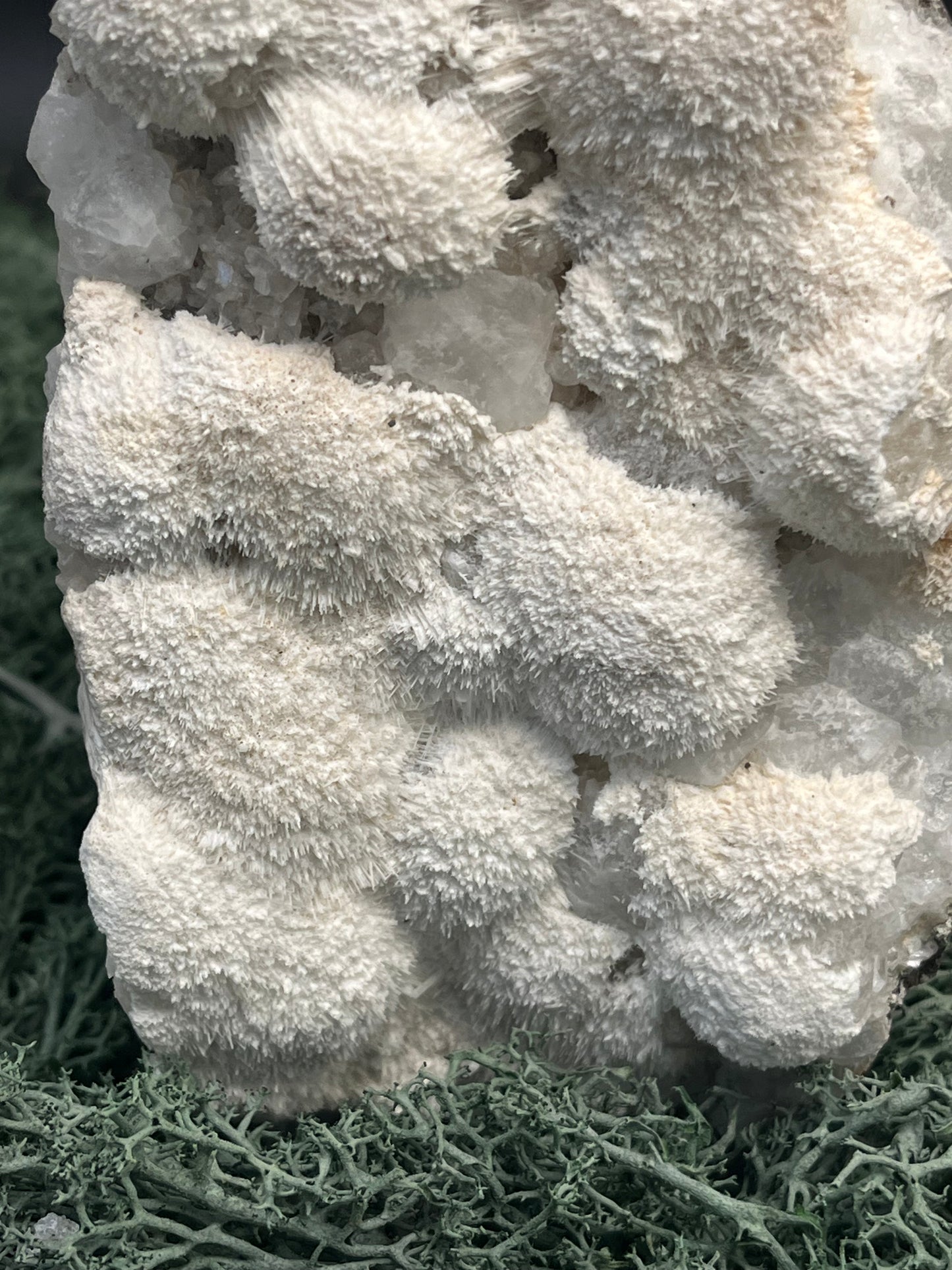 Okenit auf Apophyllit Cluster (Handstufe) aus Indien (638g) - große Okenit Kugelkristallflächen - crystal paradise