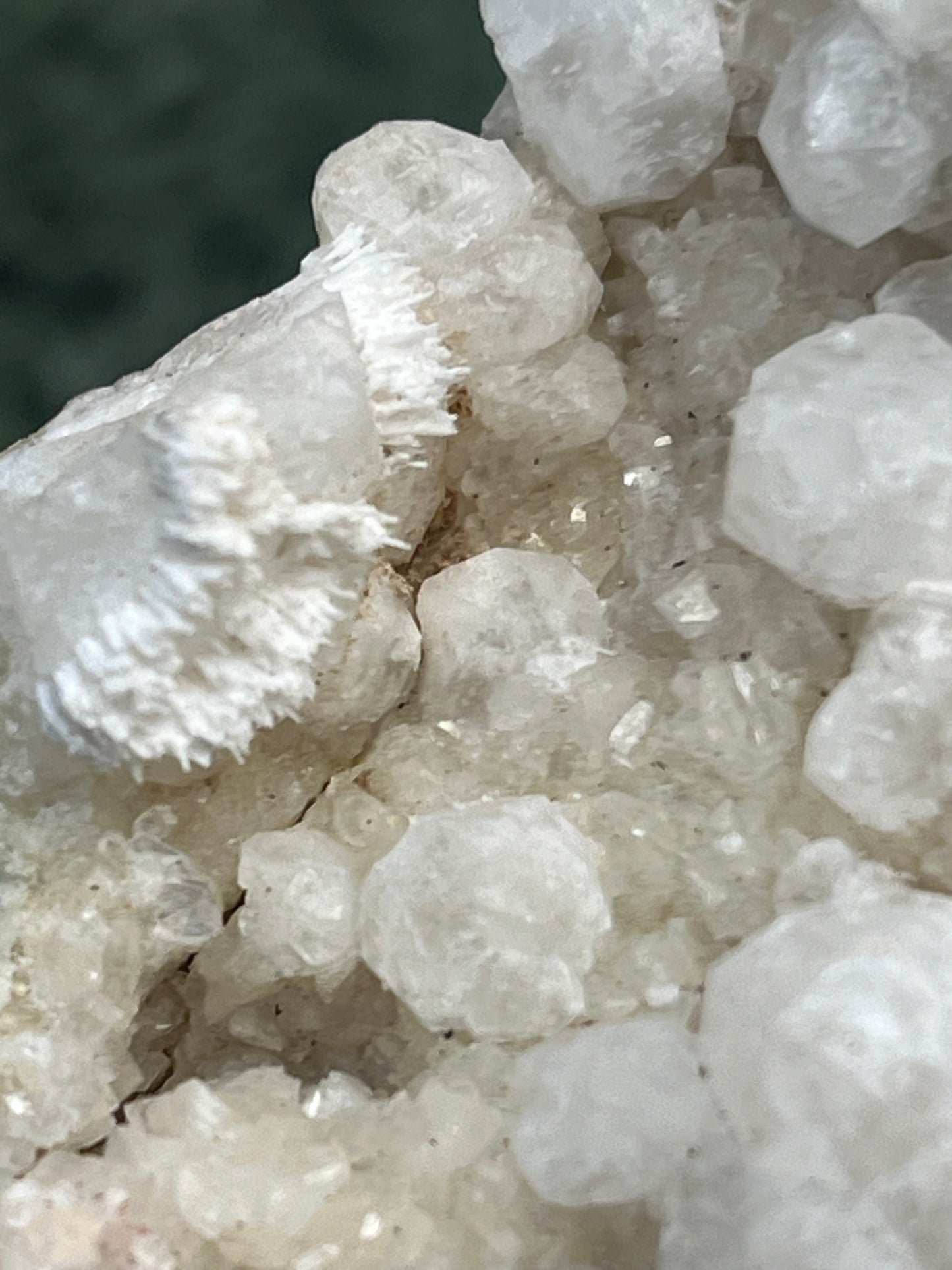 Okenit auf Apophyllit Cluster (Handstufe) aus Indien (241g) - sehr schöne Kristallbildung - crystal paradise